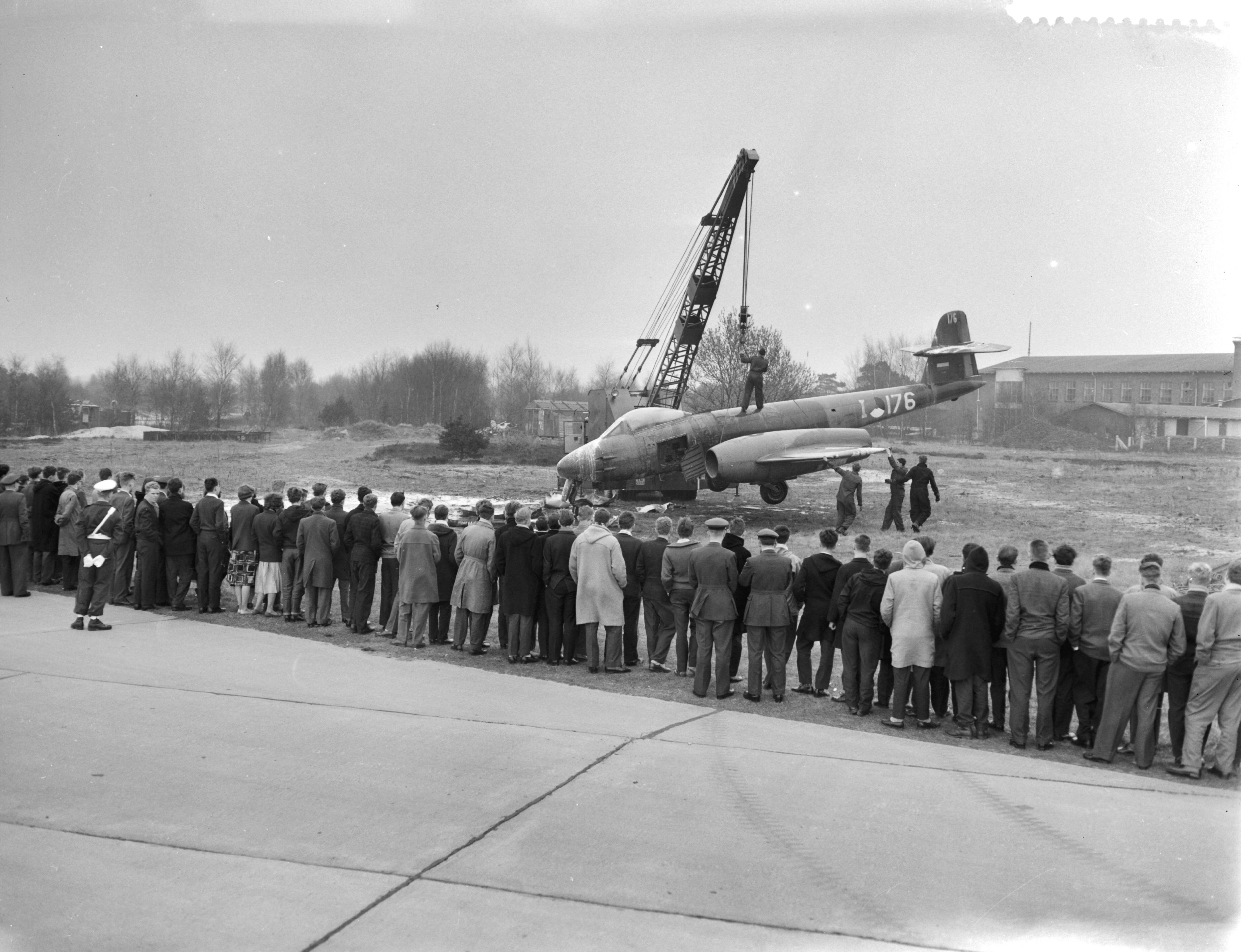 Fotocollectie Anefo — Nationale Luchtvaartdag op Soesterberg. Brandweeroefening met exemplaar Gloster Meteor — Foto: Rossem, Wim van / Anefo. Licentie: Set B: Rechtenvrij / Publiek Domein. Bron: Nationaal Archief. http://hdl.handle.net/10648/a990b6d4-d0b4-102d-bcf8-003048976d84