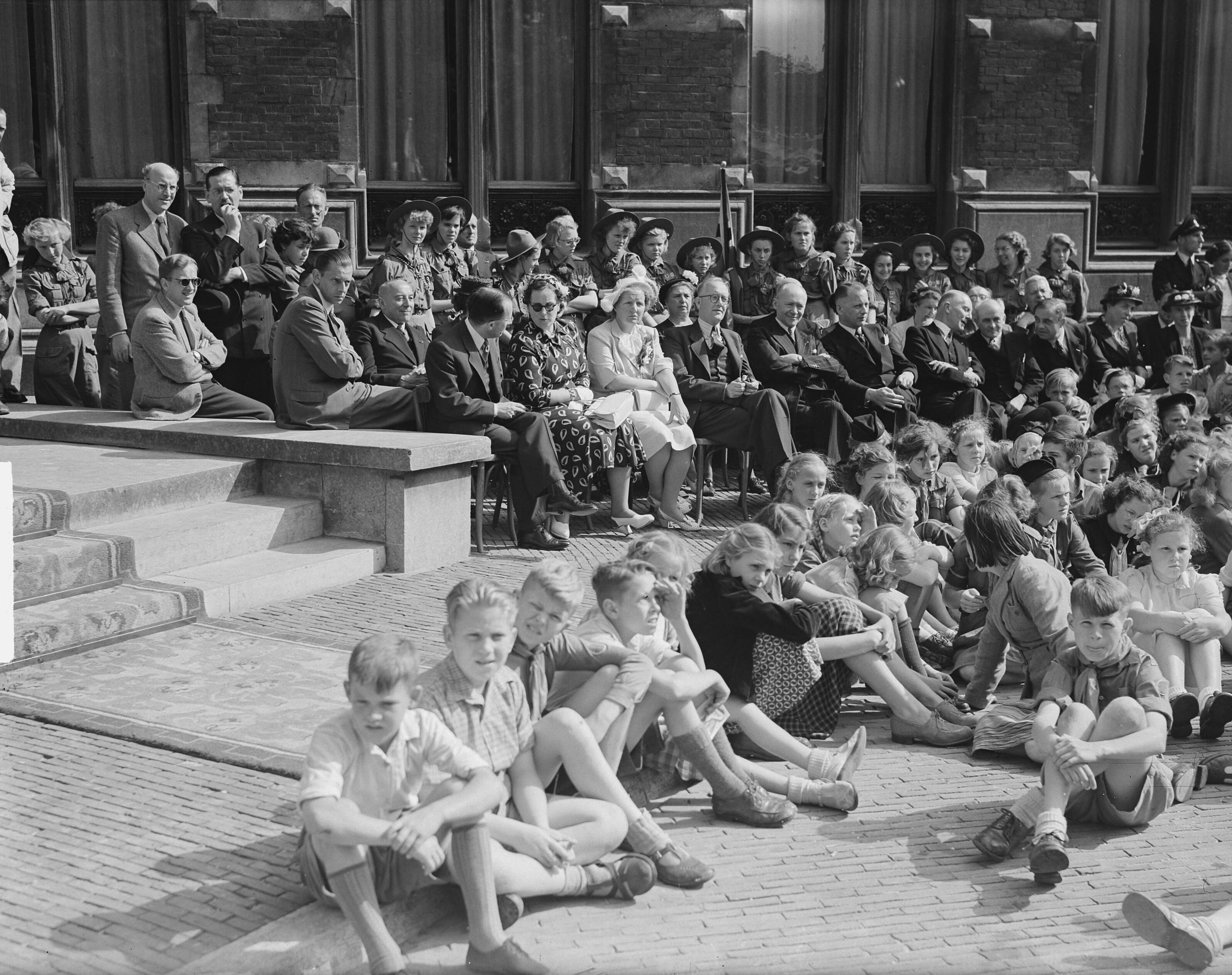 Fotocollectie Anefo — Koningin Juliana is aanwezig bij het 1e lustrum van de Nederlandse Jeugd Gemeenschap te Utrecht — Foto: Noske, J.D. / Anefo. Licentie: Set B: Rechtenvrij / Publiek Domein. Bron: Nationaal Archief. http://hdl.handle.net/10648/a8db2544-d0b4-102d-bcf8-003048976d84