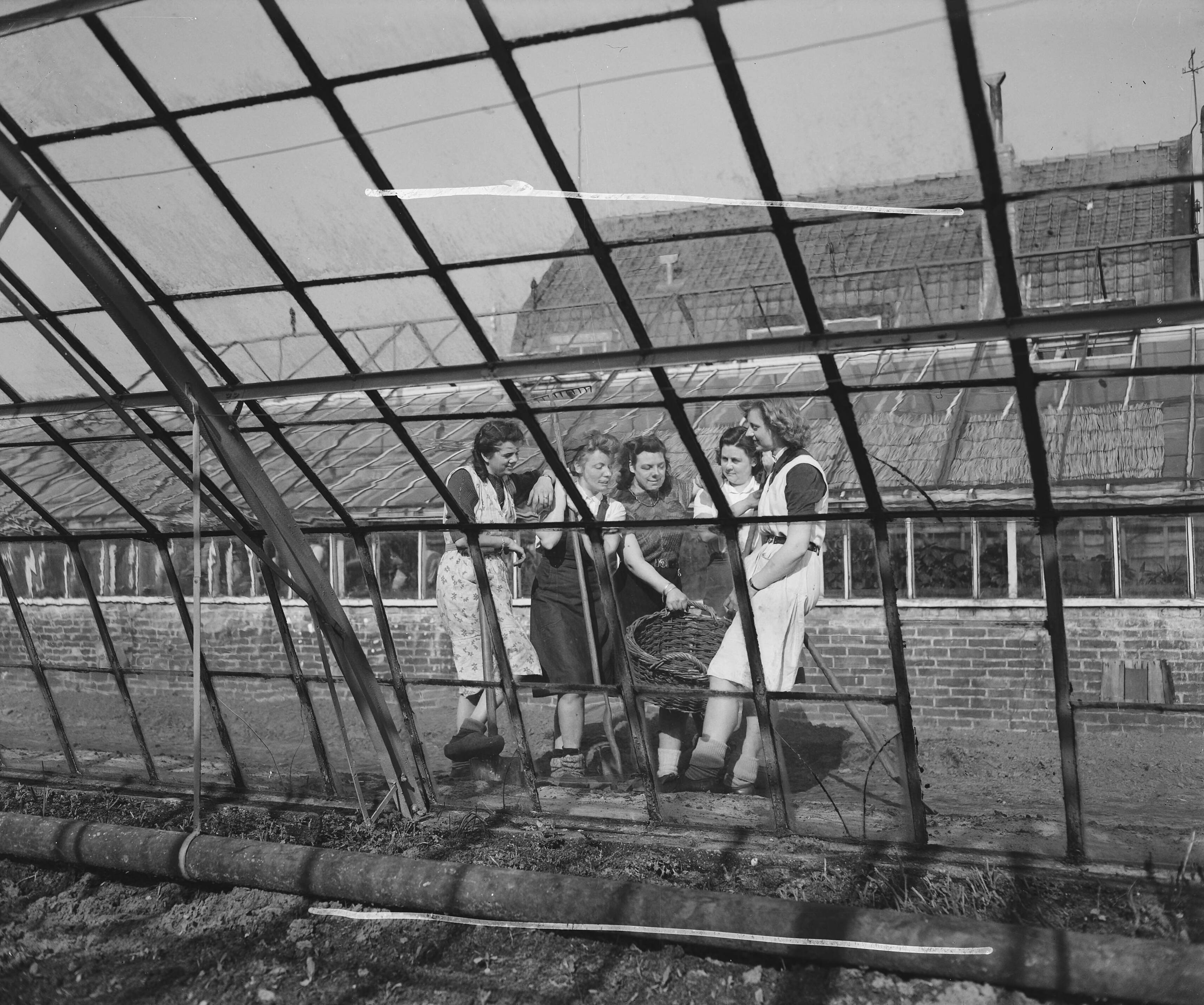 Fotocollectie Anefo — Tuinbouwschool "Huize te Lande" Rijswijk. Buurpraatje vanuit een der kassen gezien — Foto: Raucamp, Koos / Anefo. Licentie: Set B: Rechtenvrij / Publiek Domein. Bron: Nationaal Archief. http://hdl.handle.net/10648/a89b449c-d0b4-102d-bcf8-003048976d84