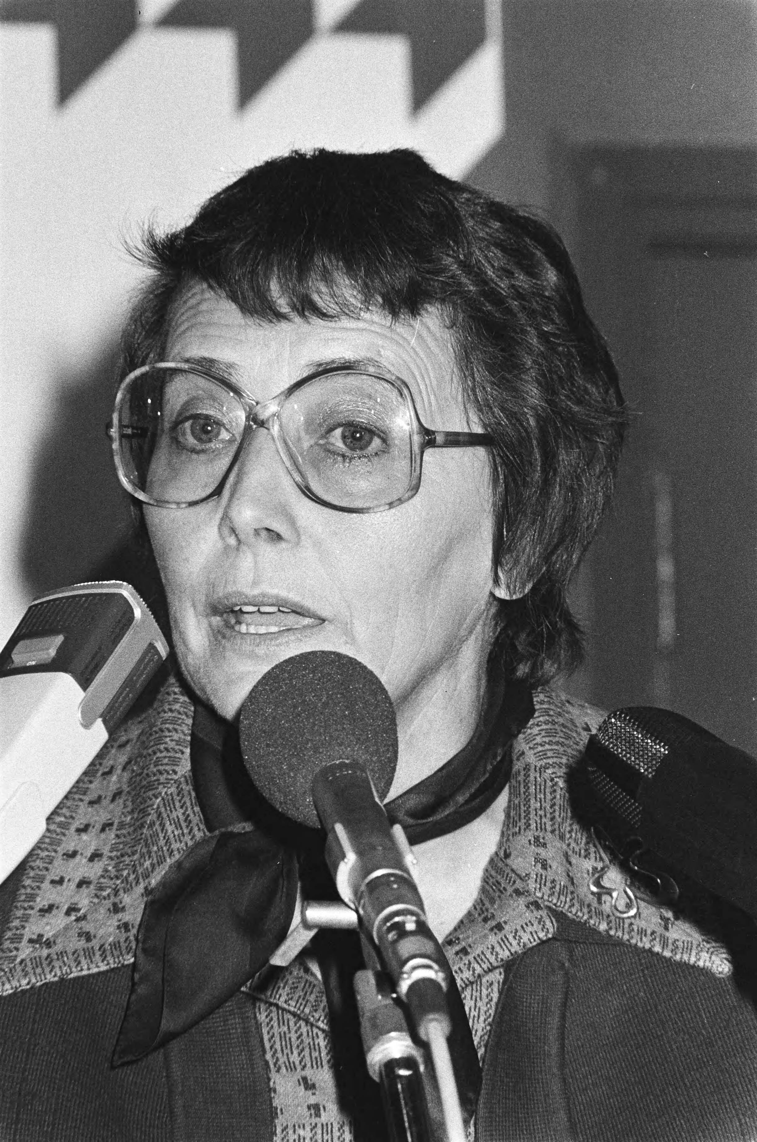 Fotocollectie Anefo — Partijraad PvdA te Zeist met verkiezing lijsttrekker Europese verkiezingen; Ien van de Heuvel (kop) — Foto: Dijk, Hans van / Anefo. Licentie: Set B: Rechtenvrij / Publiek Domein. Bron: Nationaal Archief. http://hdl.handle.net/10648/acc232d8-d0b4-102d-bcf8-003048976d84