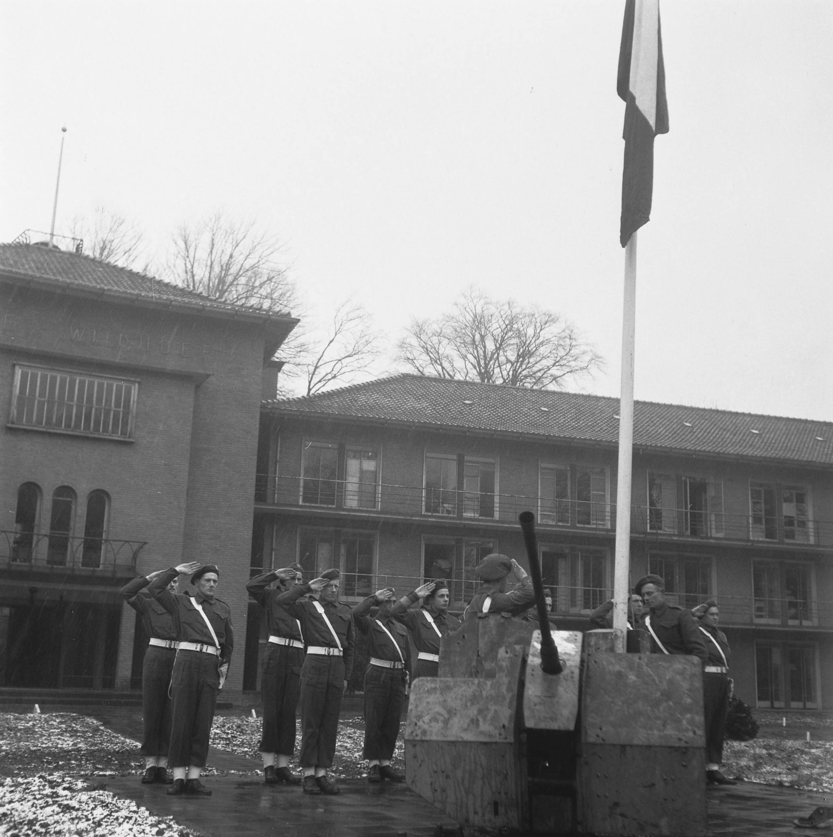 Generaal Kruls bezoekt officiers- en onderofficiersopleidingskamp in Bloemendaal — Foto: Breijer, Charles / Anefo. — Licentie: Set B: Rechtenvrij / Publiek Domein. Bron: Nationaal Archief. http://hdl.handle.net/10648/a8981fec-d0b4-102d-bcf8-003048976d84