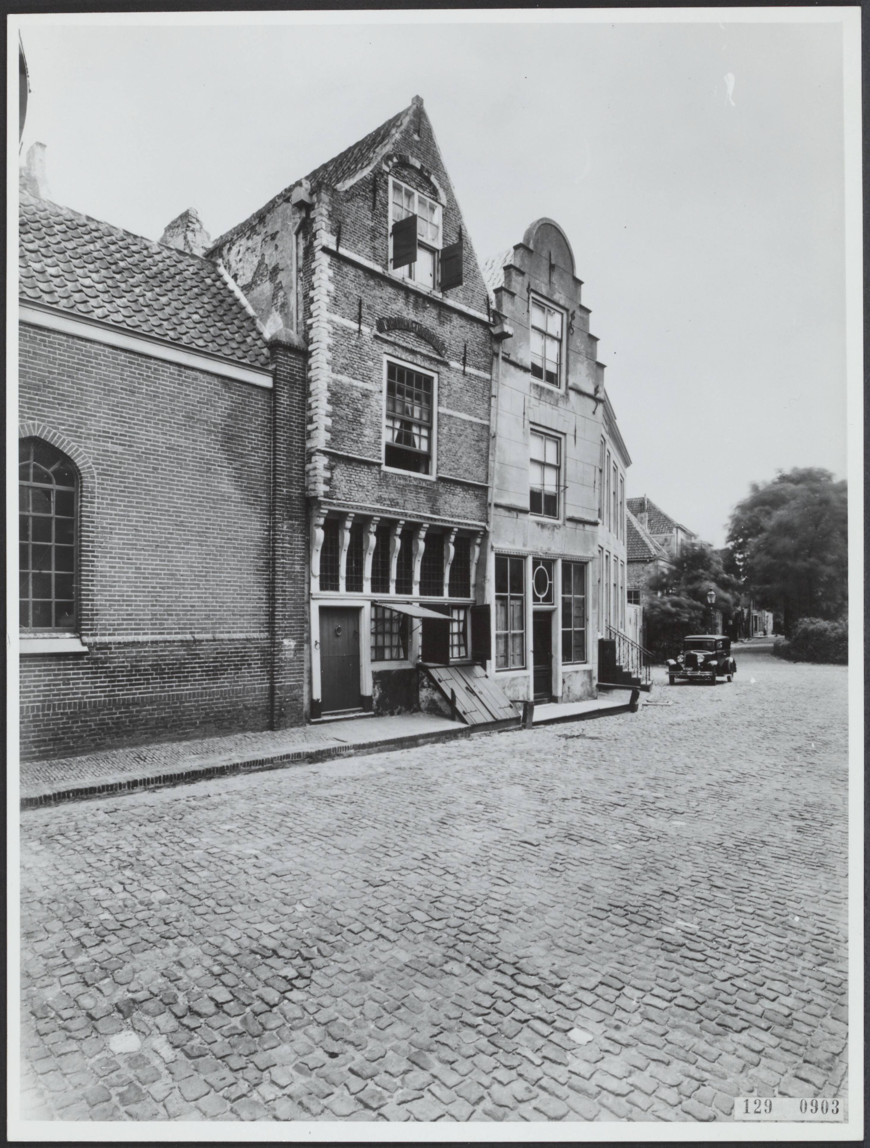 Fotocollectie Rijksvoorlichtingsdienst Eigen — Veere. Markt 2-4. Augustus 1931. Voor restauratie — Foto: Rijksdienst voor de Monumentenzorg. Licentie: Set B: Rechtenvrij / Publiek Domein. Bron: Nationaal Archief. http://hdl.handle.net/10648/af481388-d0b4-102d-bcf8-003048976d84