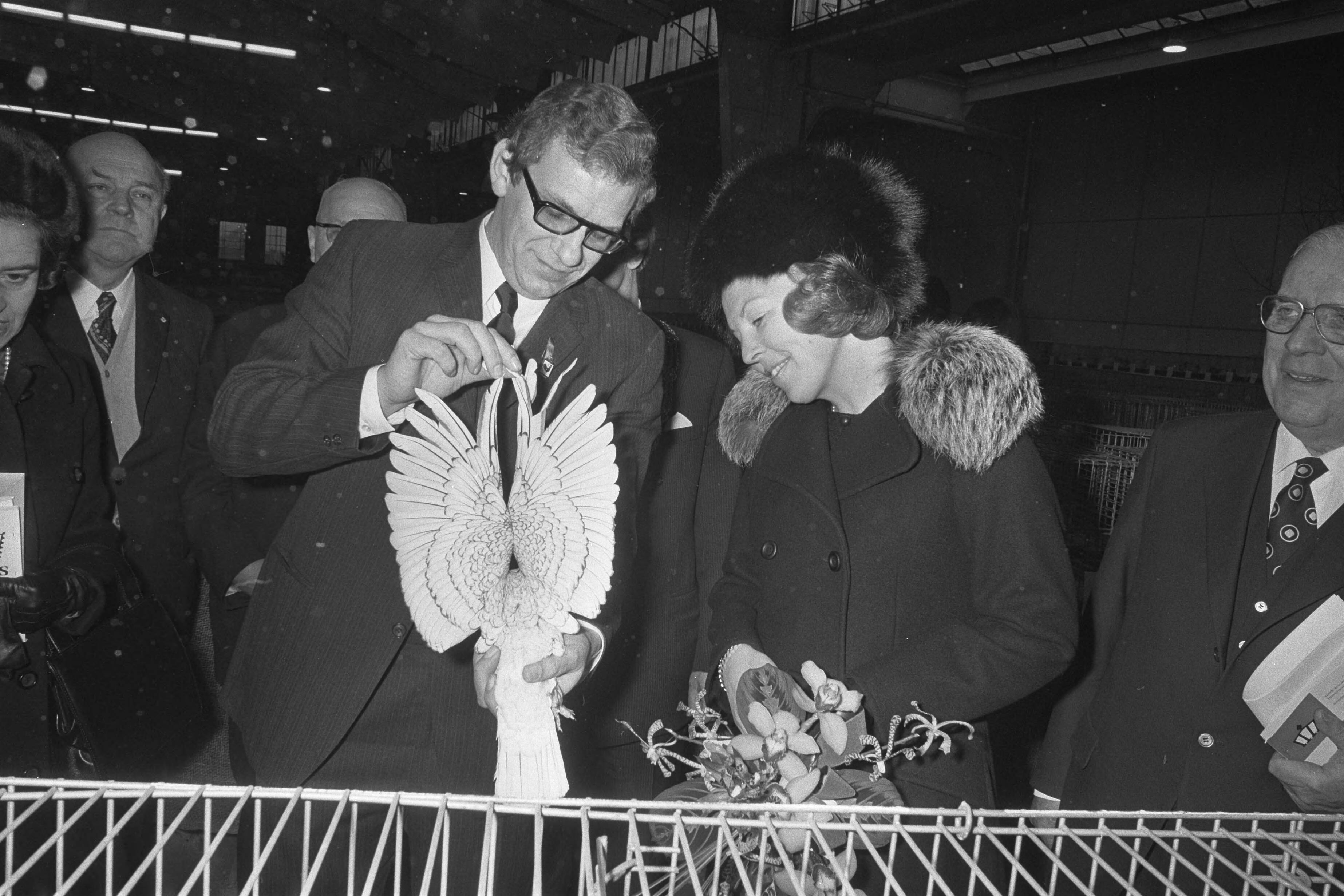 Fotocollectie Anefo — Prinses Beatrix opent 75e kleindiertentoonstelling "Avicultura" in Houtrusthallen te Den Haag — Foto: Verhoeff, Bert / Anefo. Licentie: Set B: Rechtenvrij / Publiek Domein. Bron: Nationaal Archief. http://hdl.handle.net/10648/abde0554-d0b4-102d-bcf8-003048976d84