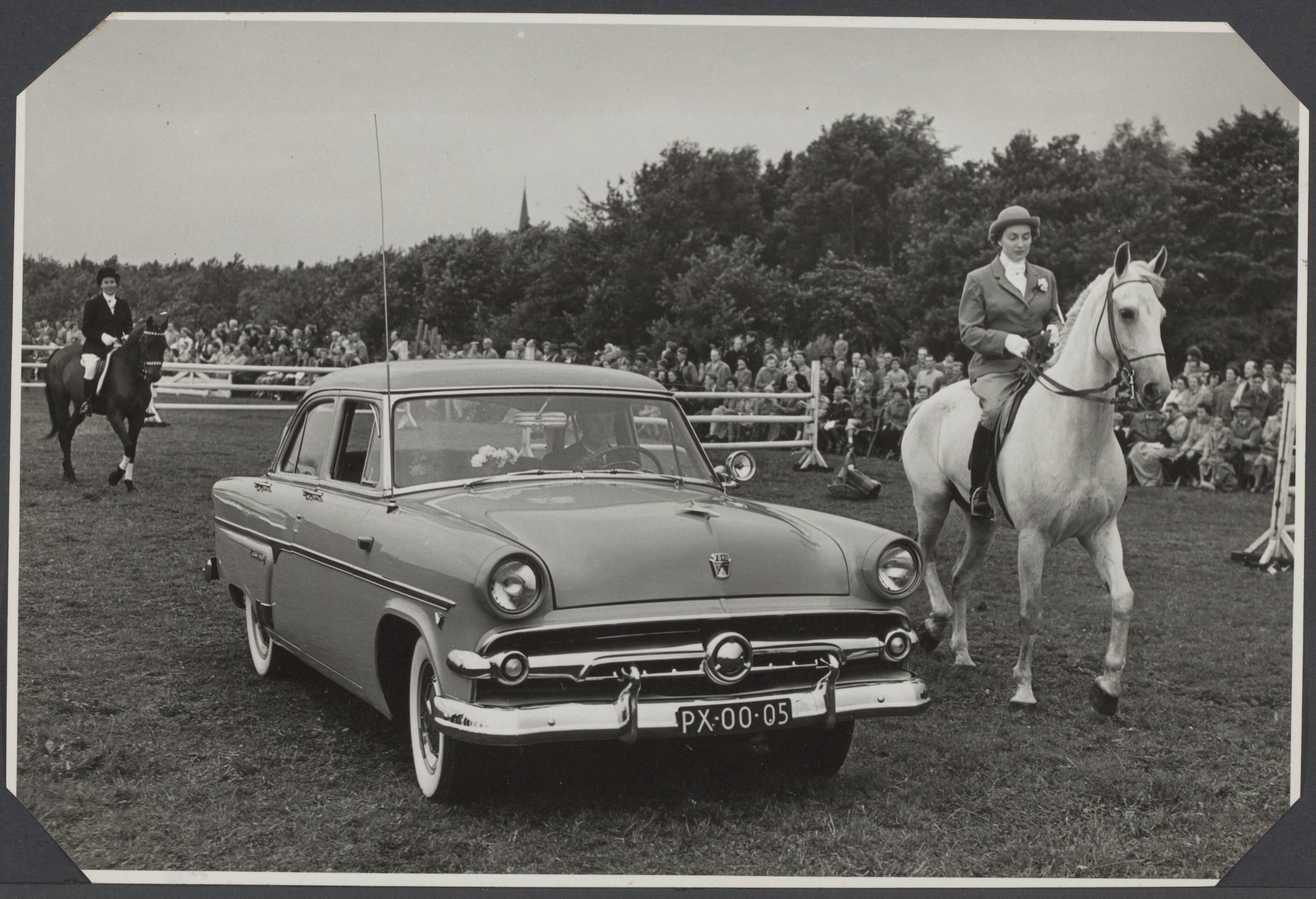 Autotentoonstellingen tot 1965, concours d'elegance, mode en auto — Blari9cum 21 autustus 1954. Zaterdag werd op de Meent te Blaricum de jaarlijkse paarden sportdag gehouden. O.a. was hier een concours de Elegance voor auto en paard aan verbonden. Een der zeer fraaie bombinaties — Foto: Nationaal Foto Persbureau (Stevens & Magielsen) / Rechtenvrij. Licentie: Set B: Rechtenvrij / Publiek Domein. Bron: Nationaal Archief. http://hdl.handle.net/10648/777e7f8f-73ab-360d-051e-5bd82c2d10e4
