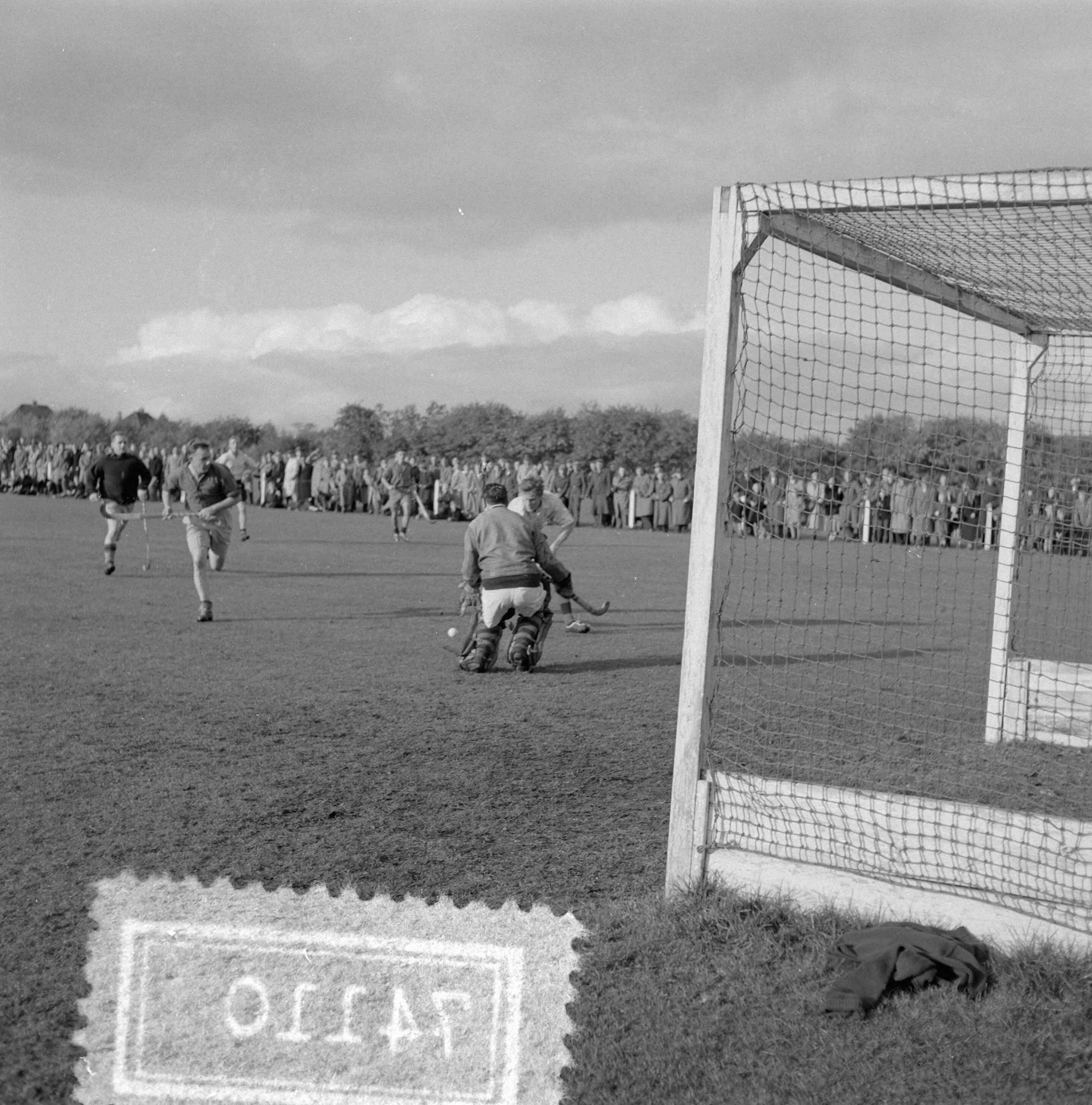 Fotocollectie Anefo — Hockey. Laren tegen HHIJC 2-0. Spelmoment — Foto: Behrens, Herbert F. / Anefo. Licentie: Set B: Rechtenvrij / Publiek Domein. Bron: Nationaal Archief. http://hdl.handle.net/10648/a93dee7c-d0b4-102d-bcf8-003048976d84