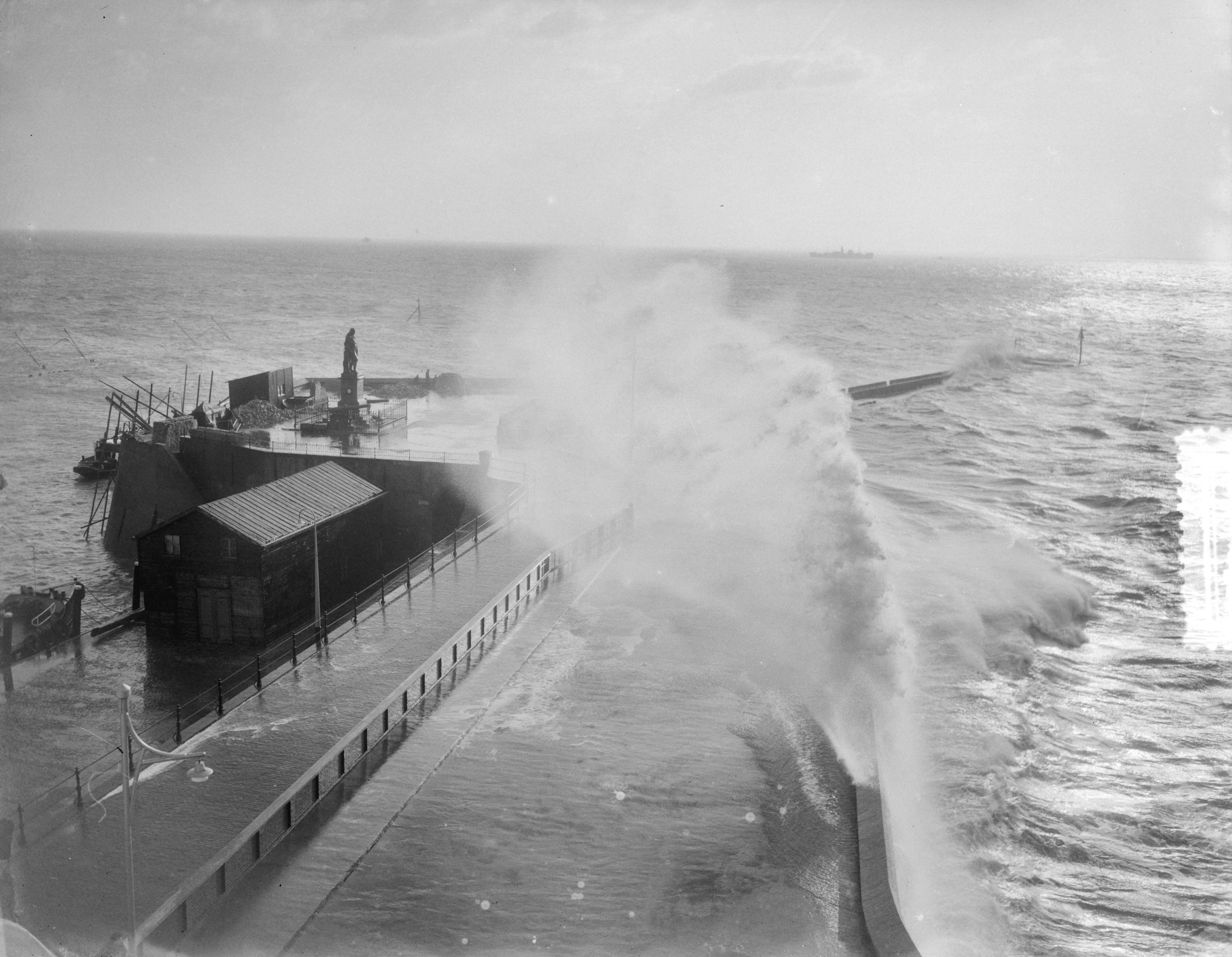 Fotocollectie Anefo — Storm op de kust bij Vlissingen — Foto: Duinen, G.W. van / Anefo. Licentie: Set B: Rechtenvrij / Publiek Domein. Bron: Nationaal Archief. http://hdl.handle.net/10648/a91b4a16-d0b4-102d-bcf8-003048976d84