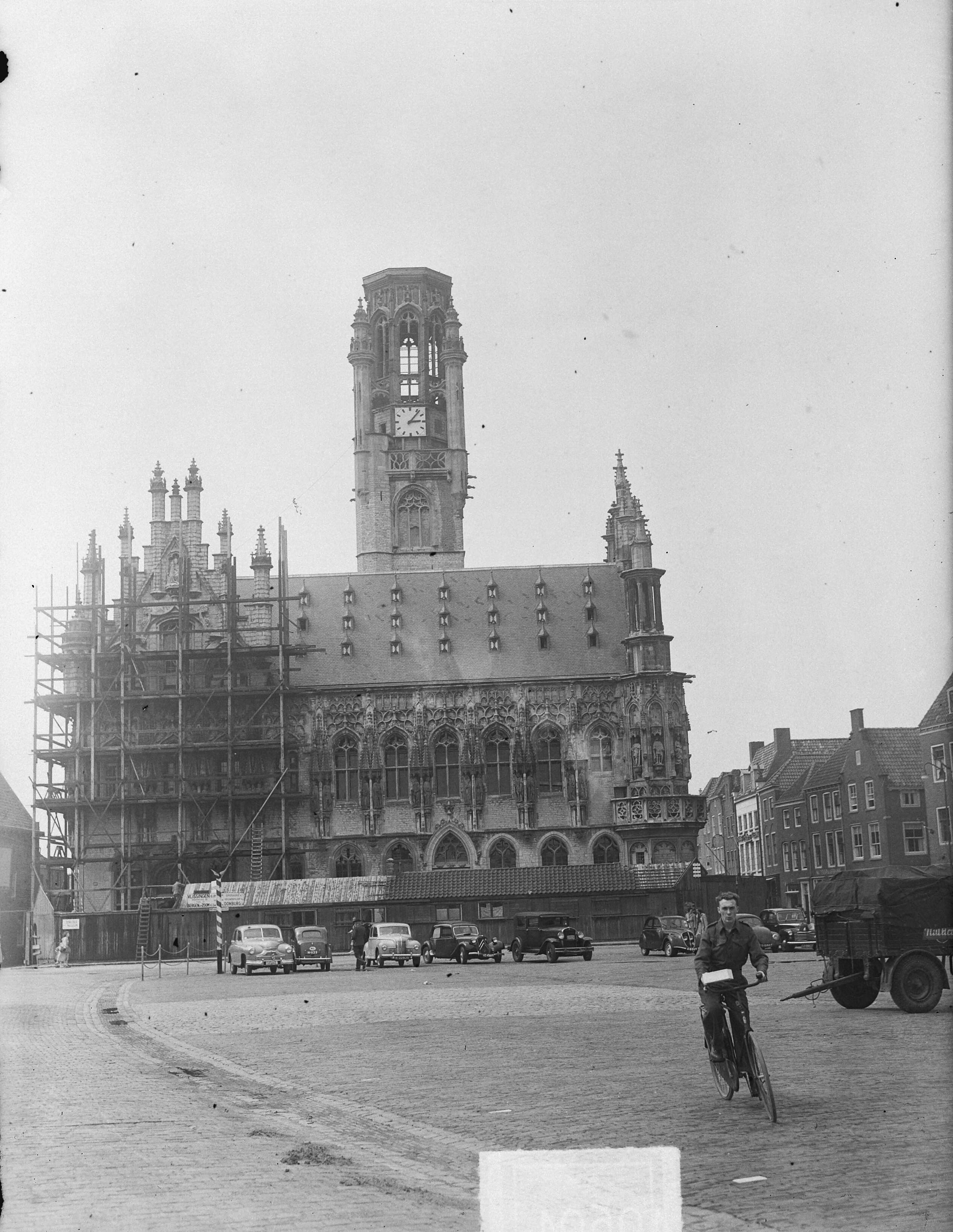 Fotocollectie Anefo — Stadhuis Middelburg in opbouw — Foto: Pot, Harry / Anefo. Licentie: Set B: Rechtenvrij / Publiek Domein. Bron: Nationaal Archief. http://hdl.handle.net/10648/a8db4dbc-d0b4-102d-bcf8-003048976d84