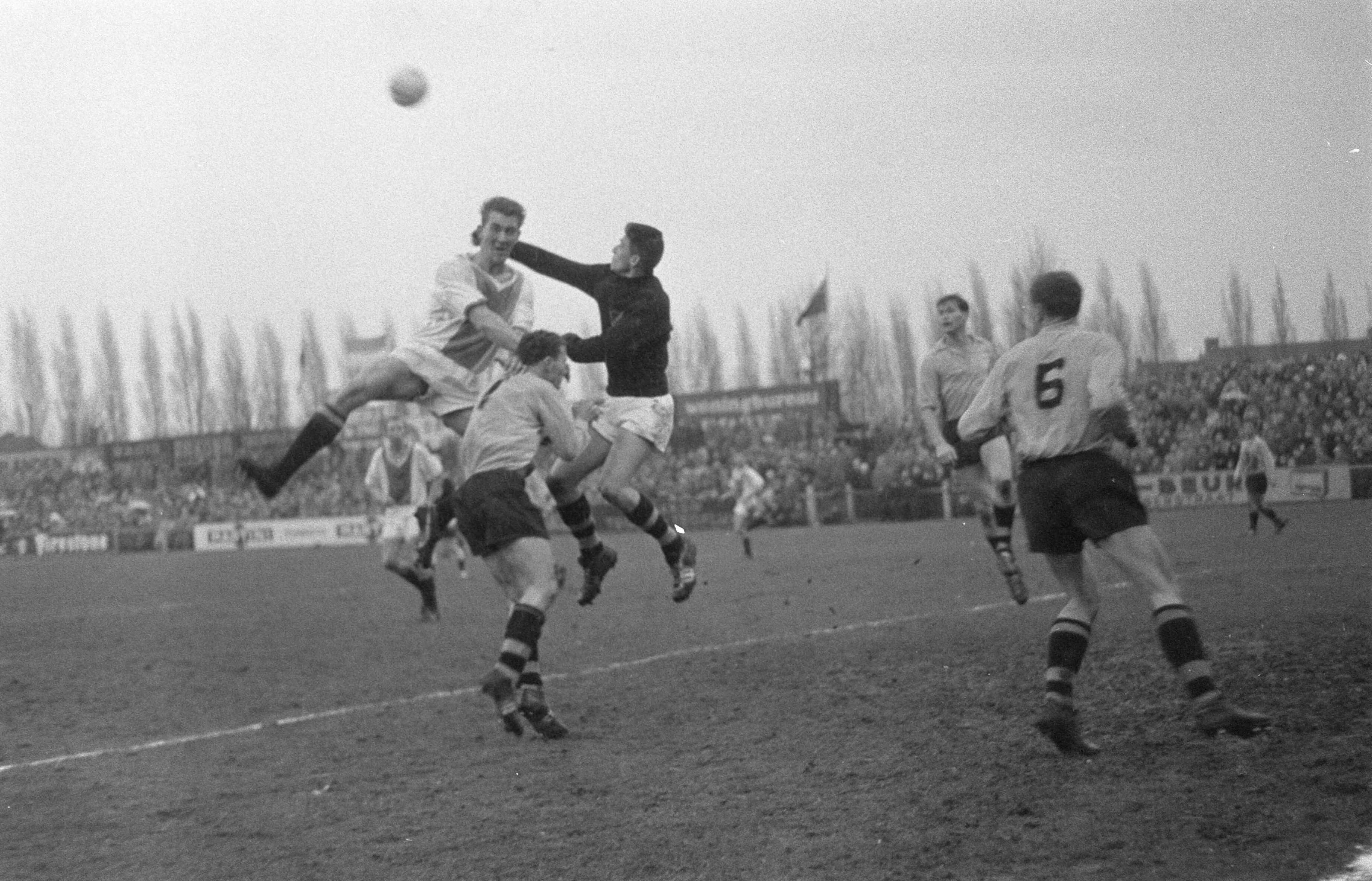 Fotocollectie Anefo — Voetbal. NAC tegen Ajax 2-1. Spelmoment met Cees Groot en keeper De Rijk — Foto: Pot, Harry / Anefo. Licentie: Set B: Rechtenvrij / Publiek Domein. Bron: Nationaal Archief. http://hdl.handle.net/10648/a9a457e8-d0b4-102d-bcf8-003048976d84