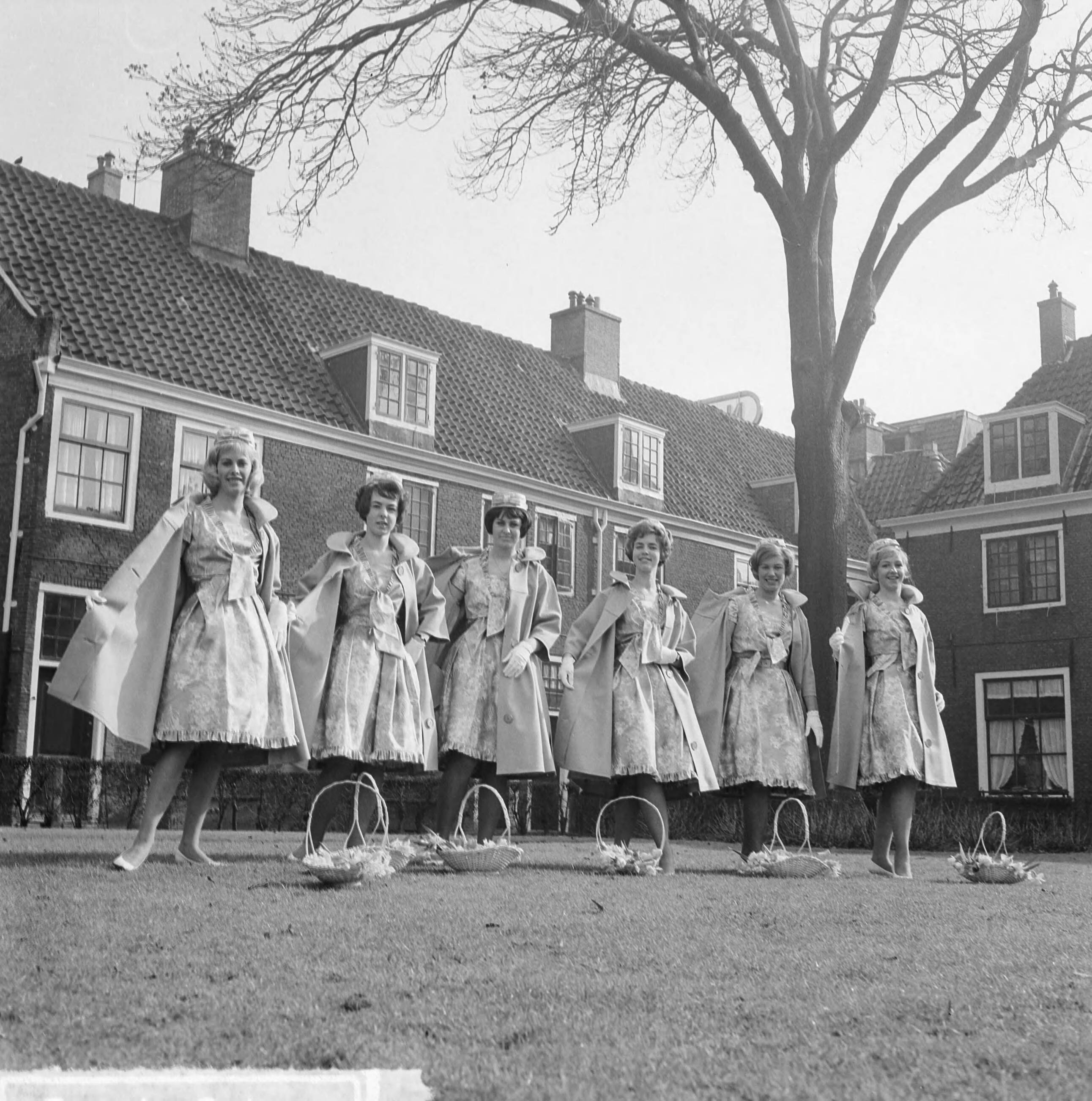 Fotocollectie Anefo — Haarlemse bloemenmeisjes in nieuw pakje, hun nieuwe Boussac katoenen jurkjes. Enkele meisjes op het Proveniershofje te Haarlem — Foto: Nijs, Jac. de / Anefo. Licentie: Set B: Rechtenvrij / Publiek Domein. Bron: Nationaal Archief. http://hdl.handle.net/10648/aa2e6a46-d0b4-102d-bcf8-003048976d84