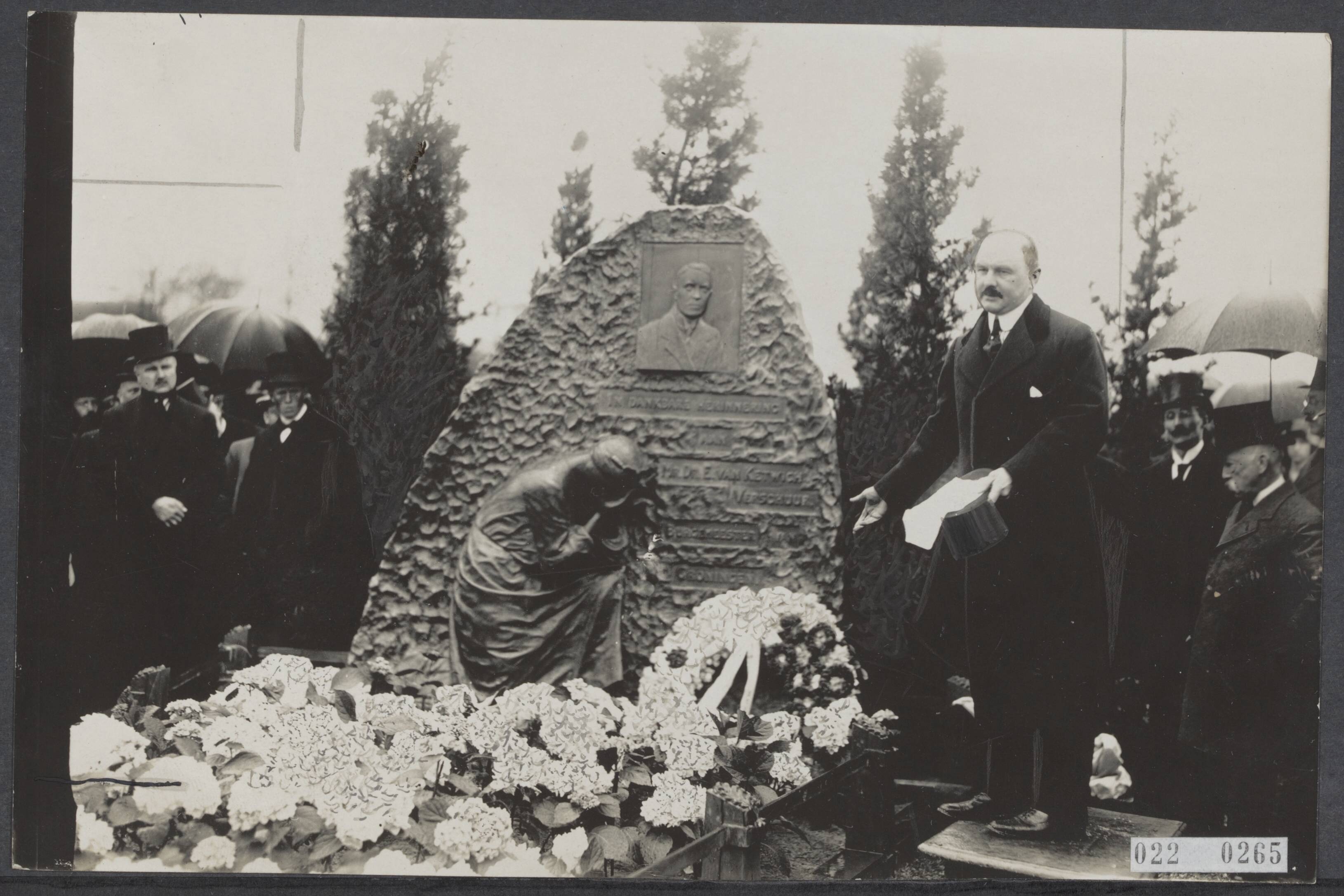 Fotocollectie Elsevier Binnenland — Gedenkteken voor mr. dr. E. van Ketwich Verschuur, oud-burgemeester van Groningen. Onthulling door burgemeester van Groningen, jhr. mr. dr. LH.N. Bosch ridder van Rosenthal — Foto: Kramer, Piet (Foto Kramer). Licentie: Set B: Rechtenvrij / Publiek Domein. Bron: Nationaal Archief. http://hdl.handle.net/10648/add1952e-d0b4-102d-bcf8-003048976d84