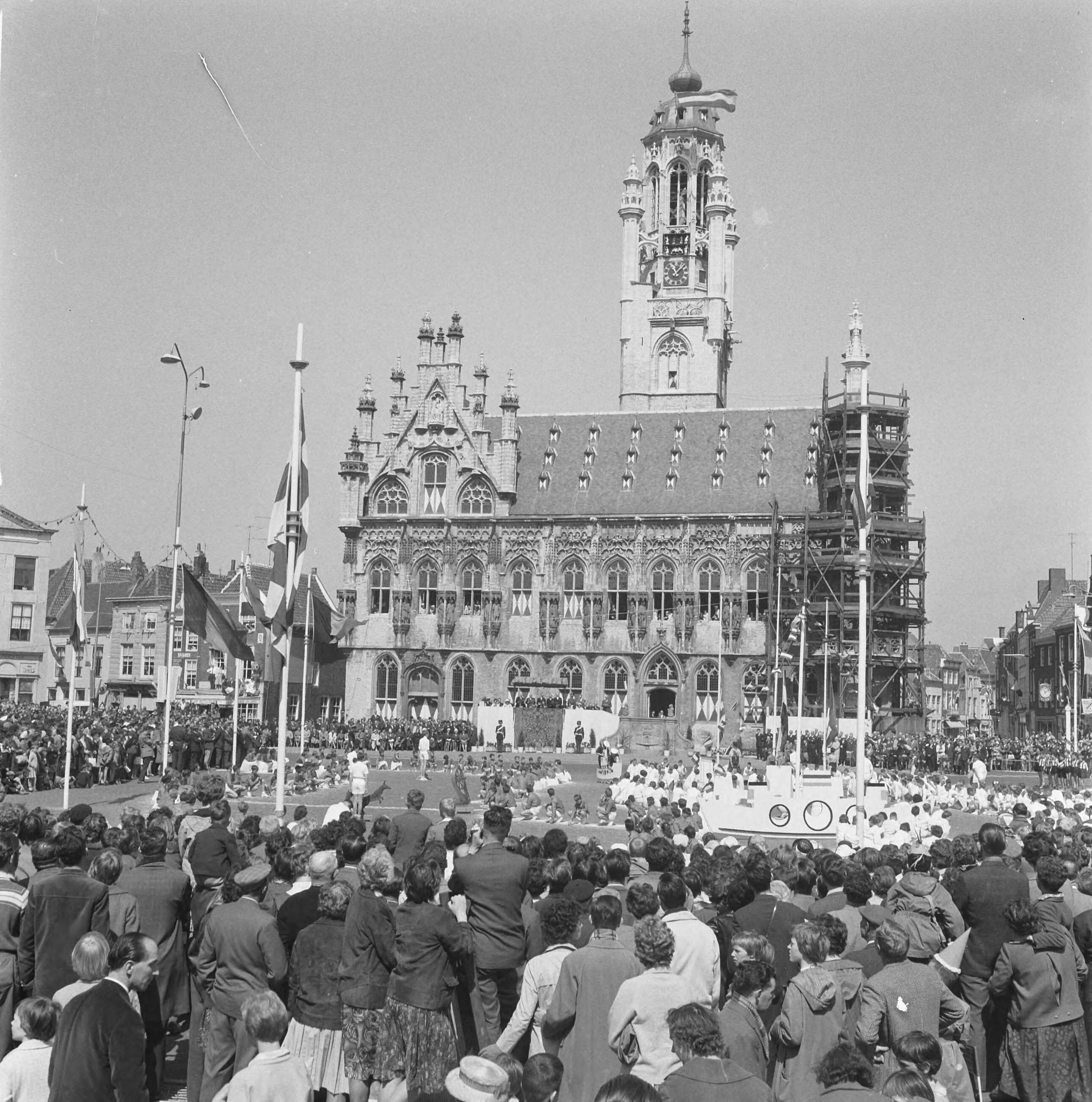 Koninklijk bezoek aan Zeeland (1962) — Koninklijke bezoek aan Middelburg — Foto: Nijs, Jac. de / Anefo. Licentie: Set B: Rechtenvrij / Publiek Domein. Bron: Nationaal Archief. http://hdl.handle.net/10648/aa0751c2-d0b4-102d-bcf8-003048976d84