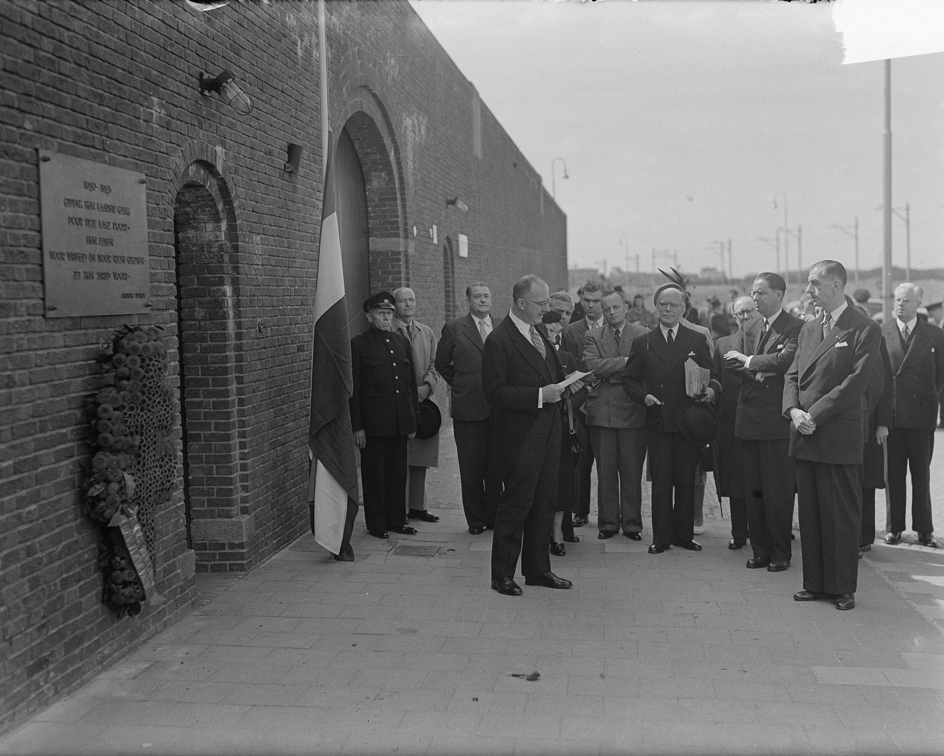 Fotocollectie Anefo — Burgemeester van Parijs, P. de Gaulle, bezoekt de strafgevangenis in Scheveningen — Foto: Noske, J.D. / Anefo. Licentie: Set B: Rechtenvrij / Publiek Domein. Bron: Nationaal Archief. http://hdl.handle.net/10648/a8dbd804-d0b4-102d-bcf8-003048976d84