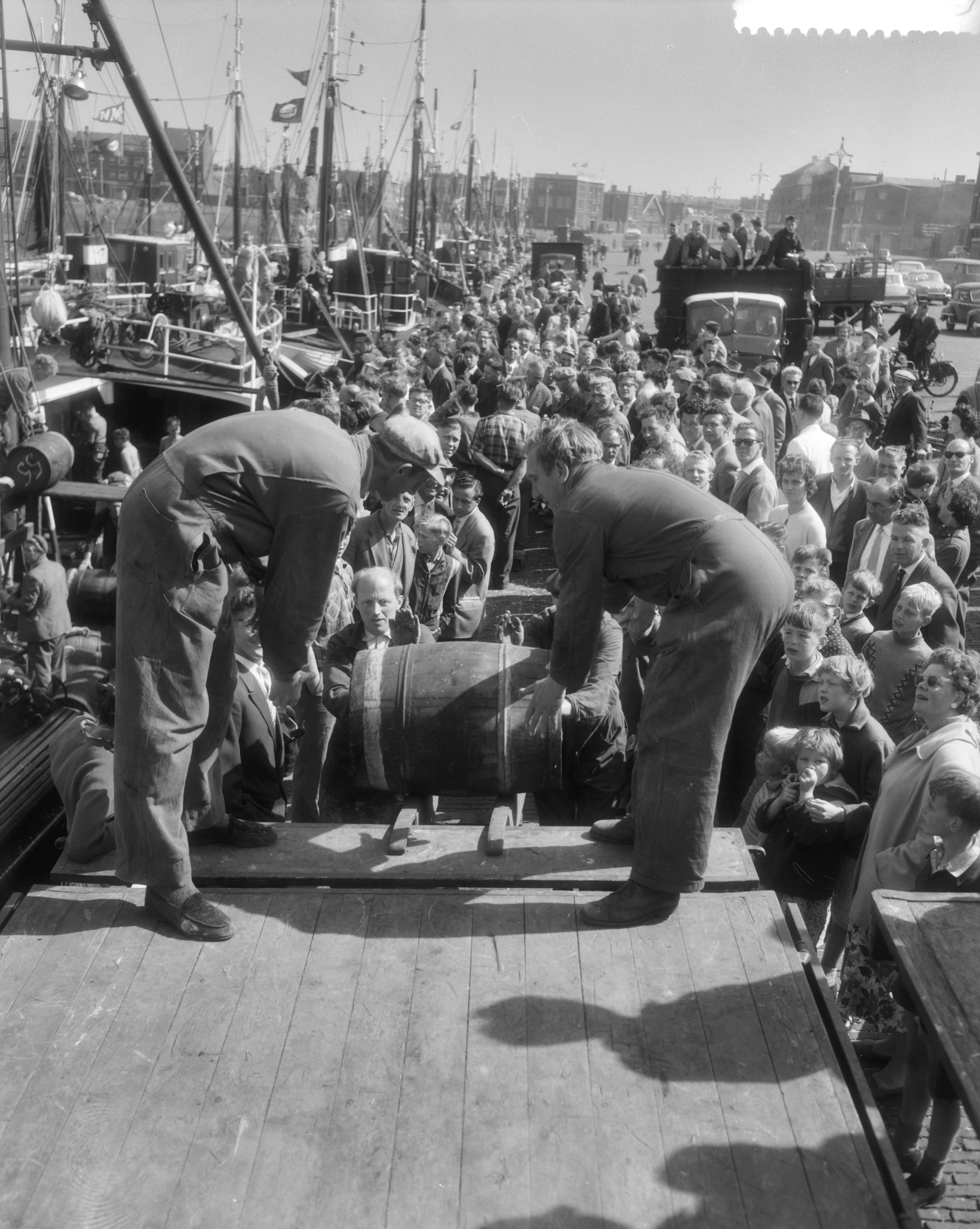 Fotocollectie Anefo — Aankomst van "Nieuwe Haring" in Scheveningen aangebracht door de "Noorderkroon", vaten met haring worden aan land gebracht — Foto: Pot, Harry / Anefo. Licentie: Set B: Rechtenvrij / Publiek Domein. Bron: Nationaal Archief. http://hdl.handle.net/10648/a9946ac2-d0b4-102d-bcf8-003048976d84