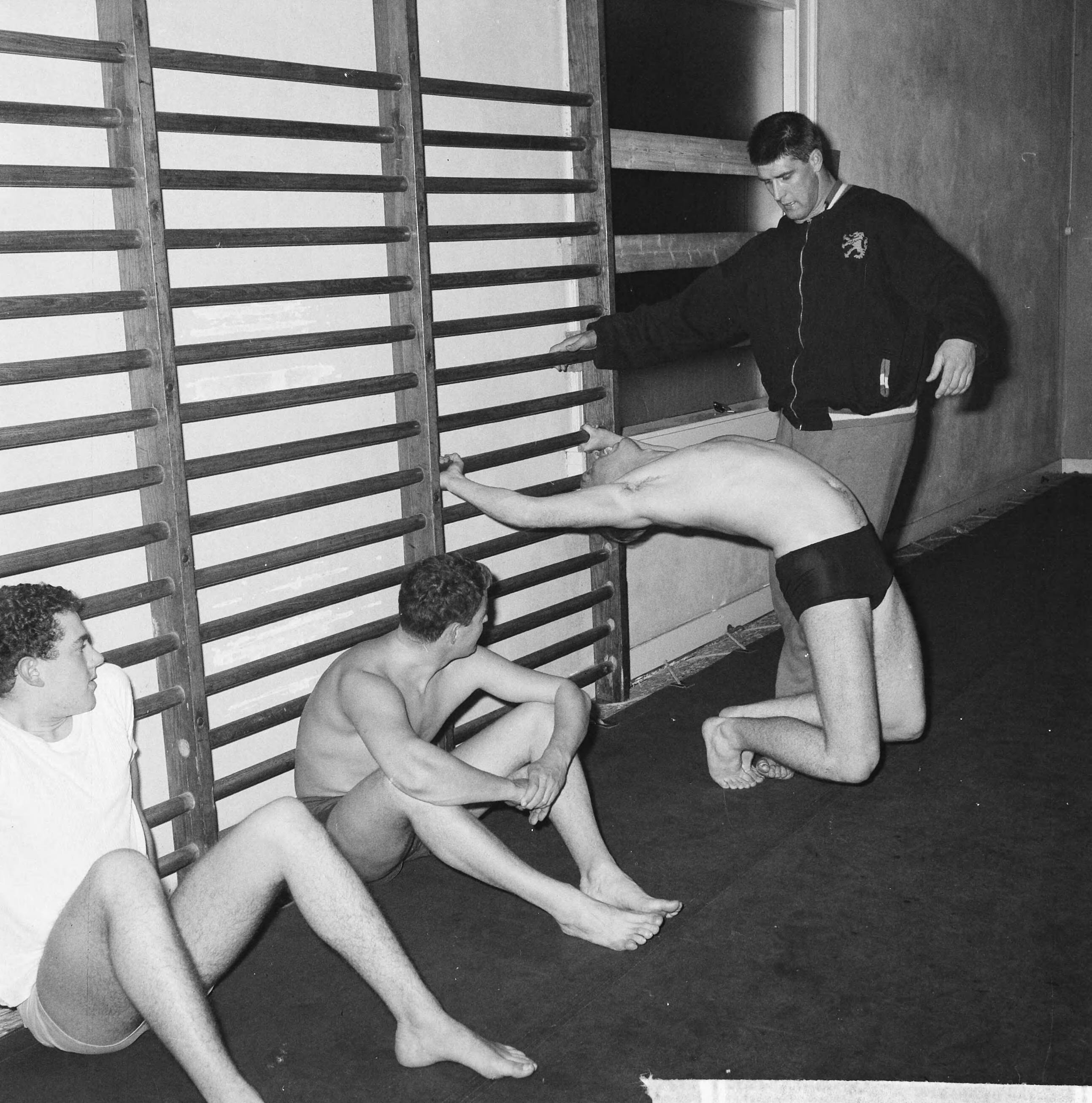 Fotocollectie Anefo — Training van het Nederlands waterpolo zevental door Anton Geesink te Utrecht — Foto: Nijs, Jac. de / Anefo. Licentie: Set B: Rechtenvrij / Publiek Domein. Bron: Nationaal Archief. http://hdl.handle.net/10648/aa1e5764-d0b4-102d-bcf8-003048976d84