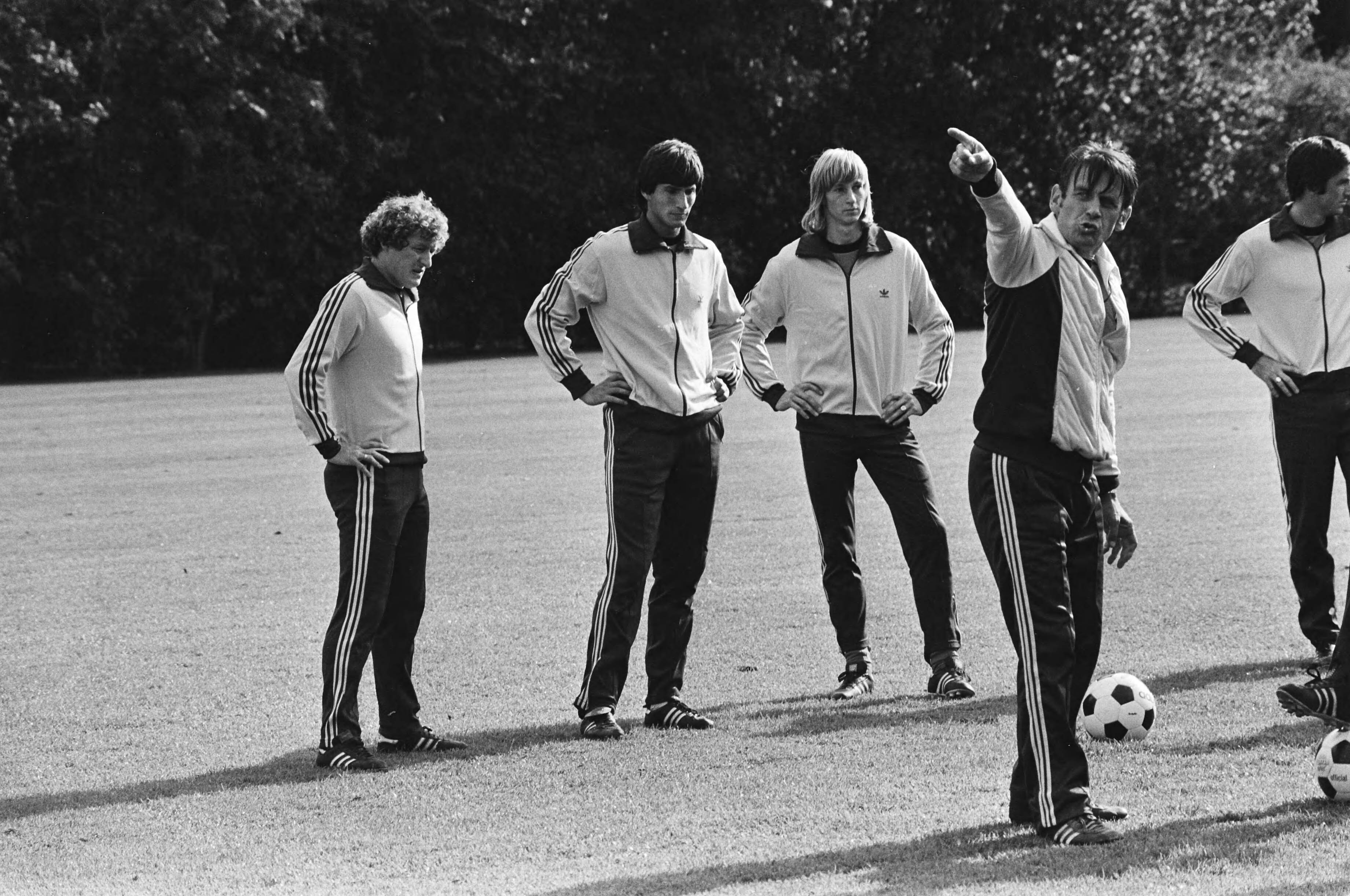 Fotocollectie Anefo — Training selectie Nederlands elftal; v.l.n.r. Wim Jansen (Feyenoord) La Ling (Ajax), Adrie Koster (Roda JC) en bondscoach Zwartkruis (wijzend) — Foto: Suyk, Koen / Anefo. Licentie: Set B: Rechtenvrij / Publiek Domein. Bron: Nationaal Archief. http://hdl.handle.net/10648/acbc1088-d0b4-102d-bcf8-003048976d84