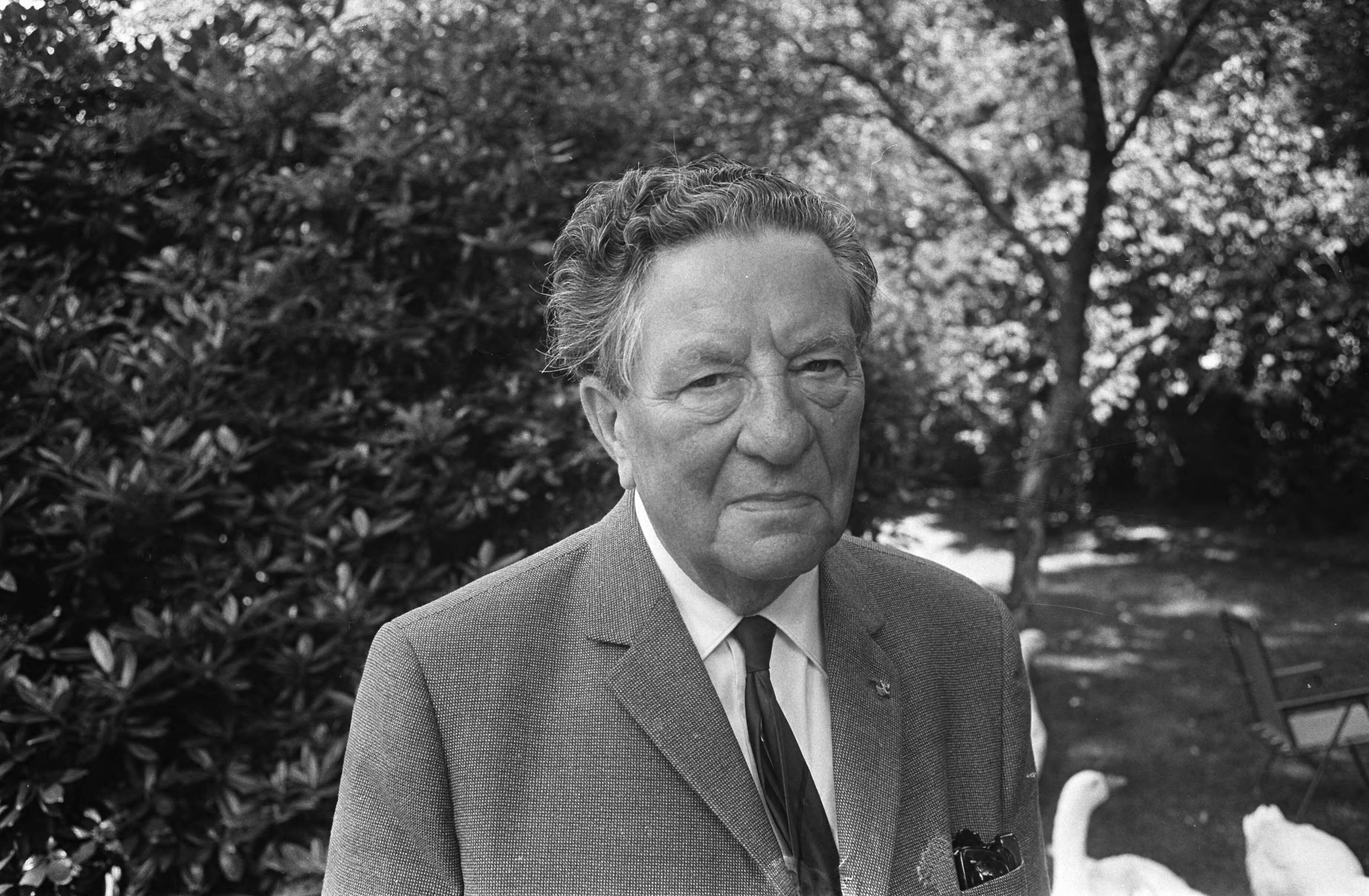 Willem Vogt, radiopionier, oprichter en oud-directeur van de AVRO viert zijn 80e verjaardag — Willem Vogt poseert in zijn tuin te Blaricum — Foto: Fotograaf Onbekend / Anefo. Licentie: Set B: Rechtenvrij / Publiek Domein. Bron: Nationaal Archief. http://hdl.handle.net/10648/ab4a0430-d0b4-102d-bcf8-003048976d84