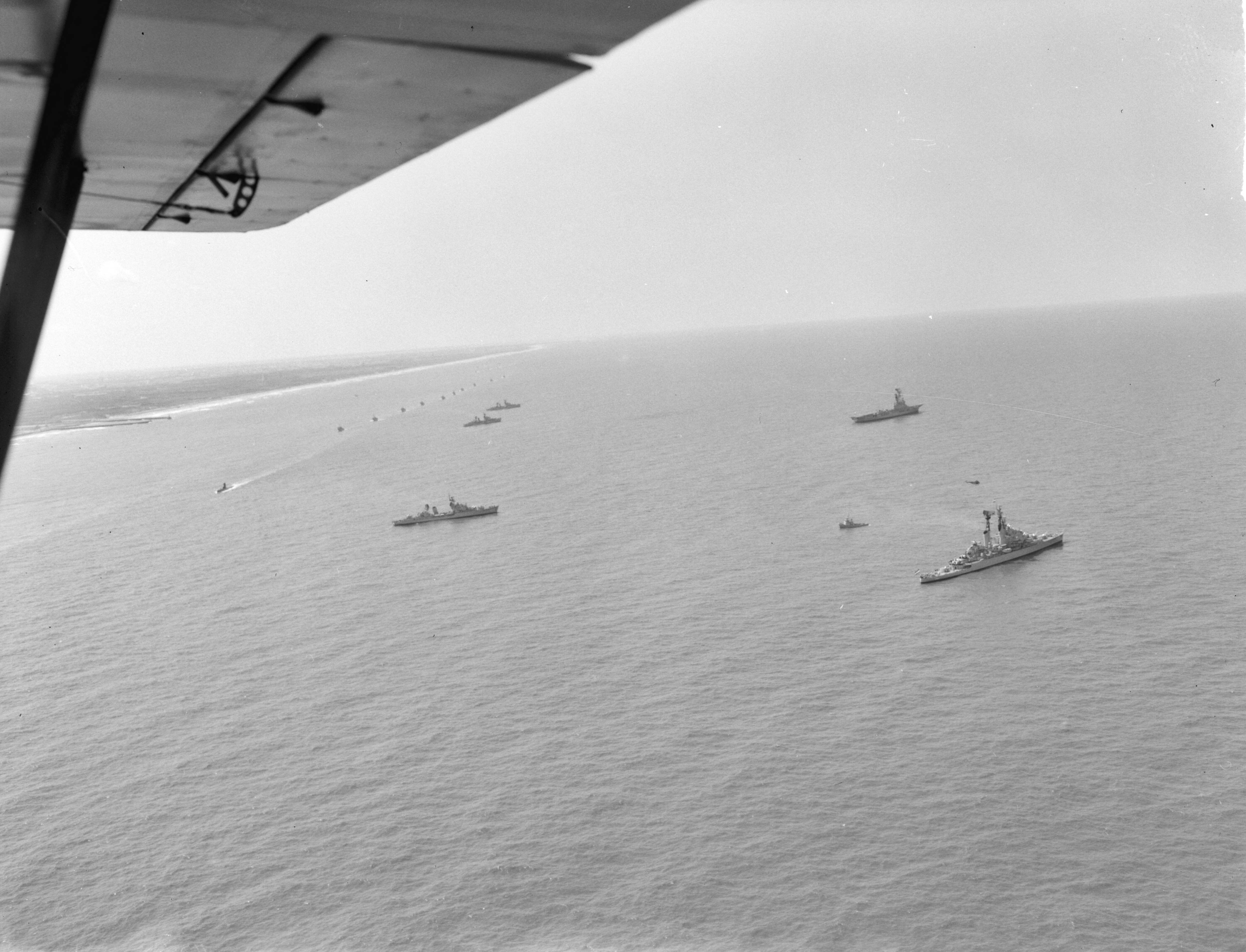 Fotocollectie Anefo — Vlootschouw bij Scheveningen (luchtopnamen) — Foto: Rossem, Wim van / Anefo. Licentie: Set B: Rechtenvrij / Publiek Domein. Bron: Nationaal Archief. http://hdl.handle.net/10648/a9db8588-d0b4-102d-bcf8-003048976d84