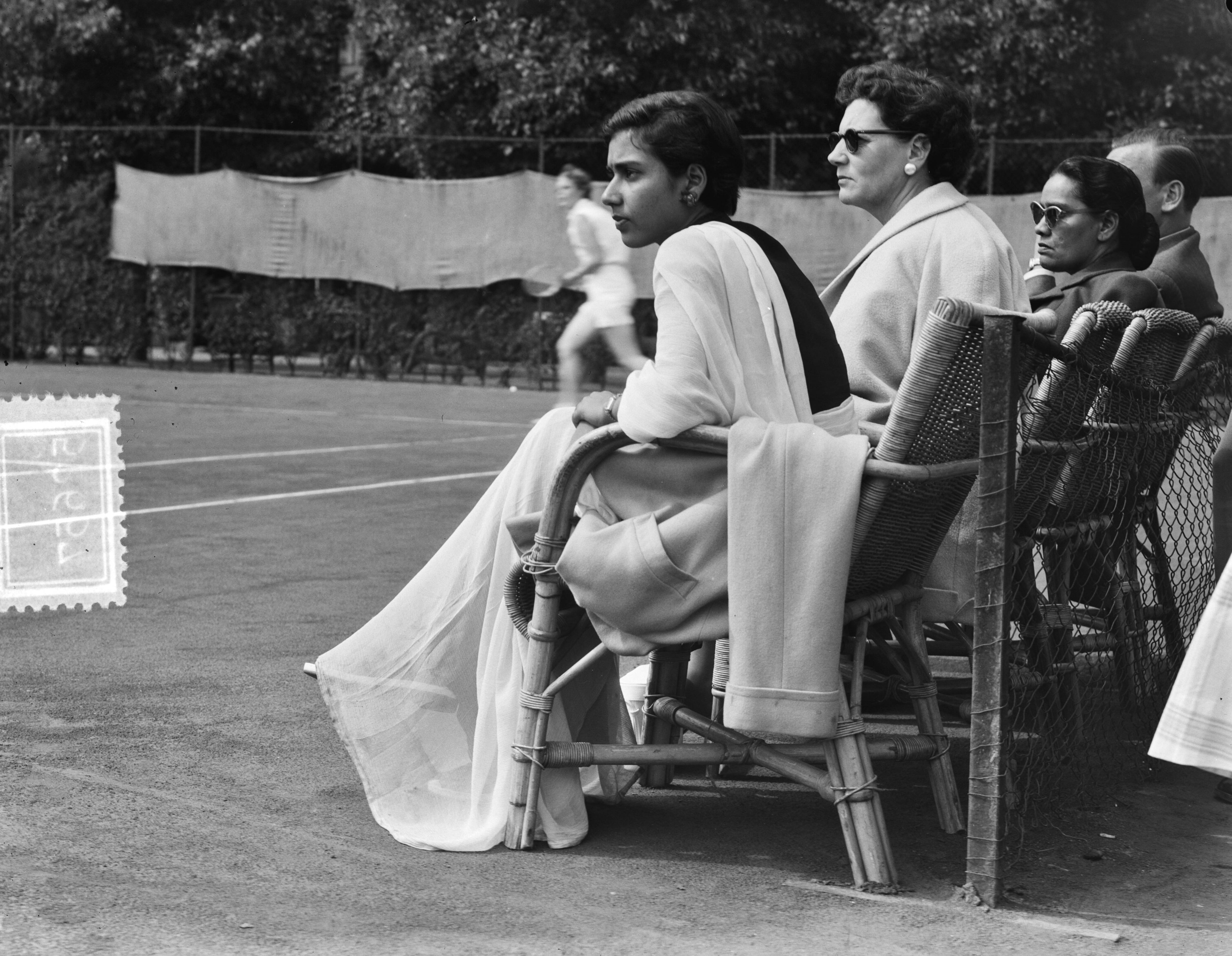 Nationale tenniskampioenschappen in Den Haag. — Nationale tenniskampioenschappen in Den Haag. Mevrouw Davos (India) als toeschouwer — Foto: Pot, Harry / Anefo. Licentie: Set B: Rechtenvrij / Publiek Domein. Bron: Nationaal Archief. http://hdl.handle.net/10648/a8fe5b4a-d0b4-102d-bcf8-003048976d84