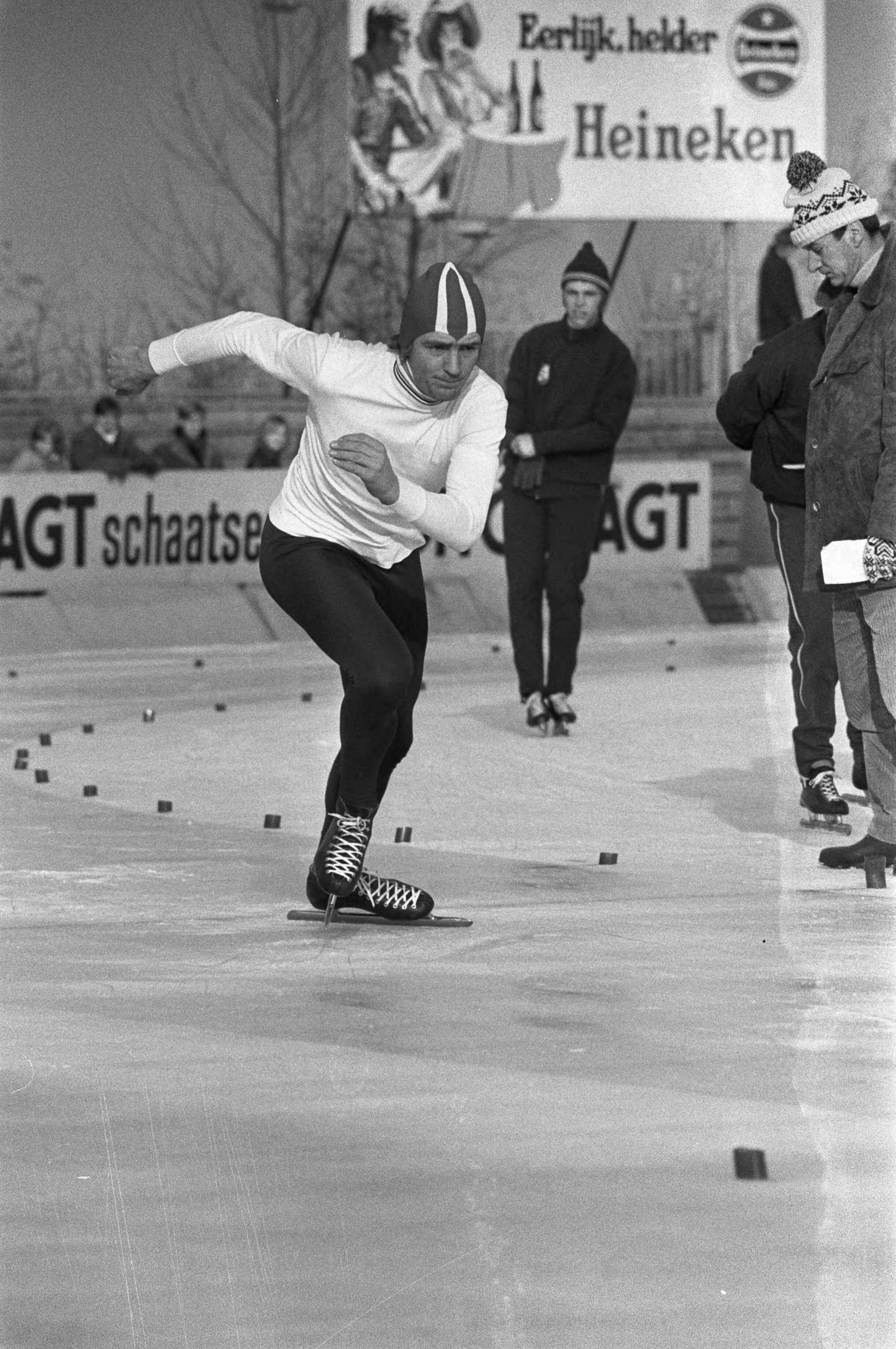 IJsselcup schaatswedstrijden Deventer — IJsselcup schaatswedstrijden Deventer [Hans van Helden] — Foto: Fotograaf Onbekend / Anefo. Licentie: Set B: Rechtenvrij / Publiek Domein. Bron: Nationaal Archief. http://hdl.handle.net/10648/abd80f3c-d0b4-102d-bcf8-003048976d84