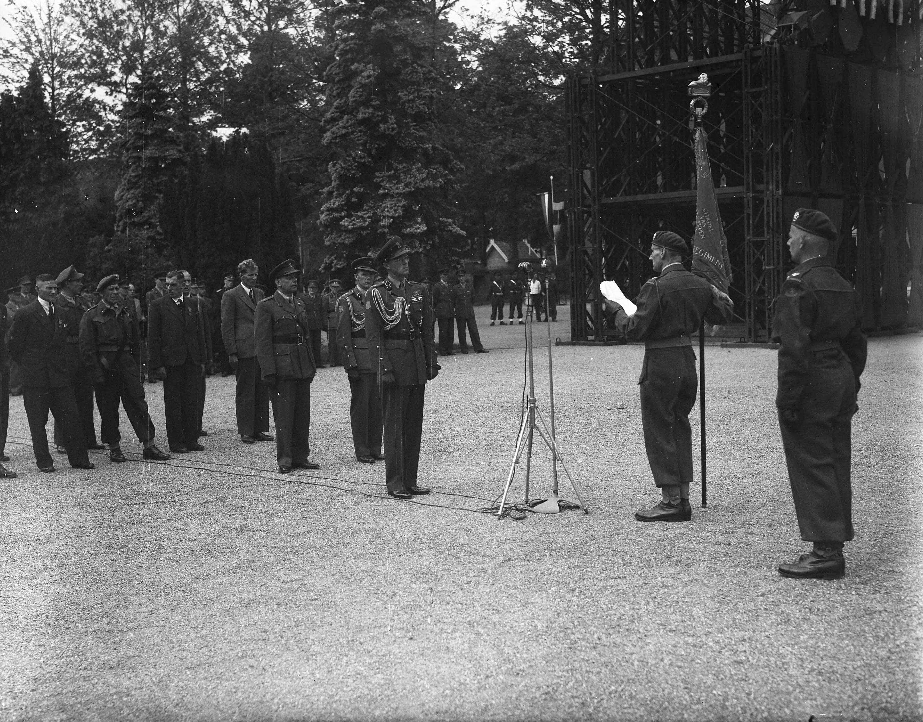 Fotocollectie Anefo — Viering 200 jarig bestaan der Genie in de Kromhoutkazerne te Utrecht. Overdracht van het nieuwe vaandel aan het 1e regiment Pioniers door inspecteur-generaal prins Bernhard aan de commandant van het depot Pioniers, luitenant-kolonel der genie, J.C.C. Nottrot — Foto: Noske, J.D. / Anefo. Licentie: Set B: Rechtenvrij / Publiek Domein. Bron: Nationaal Archief. http://hdl.handle.net/10648/a8b6ffb6-d0b4-102d-bcf8-003048976d84