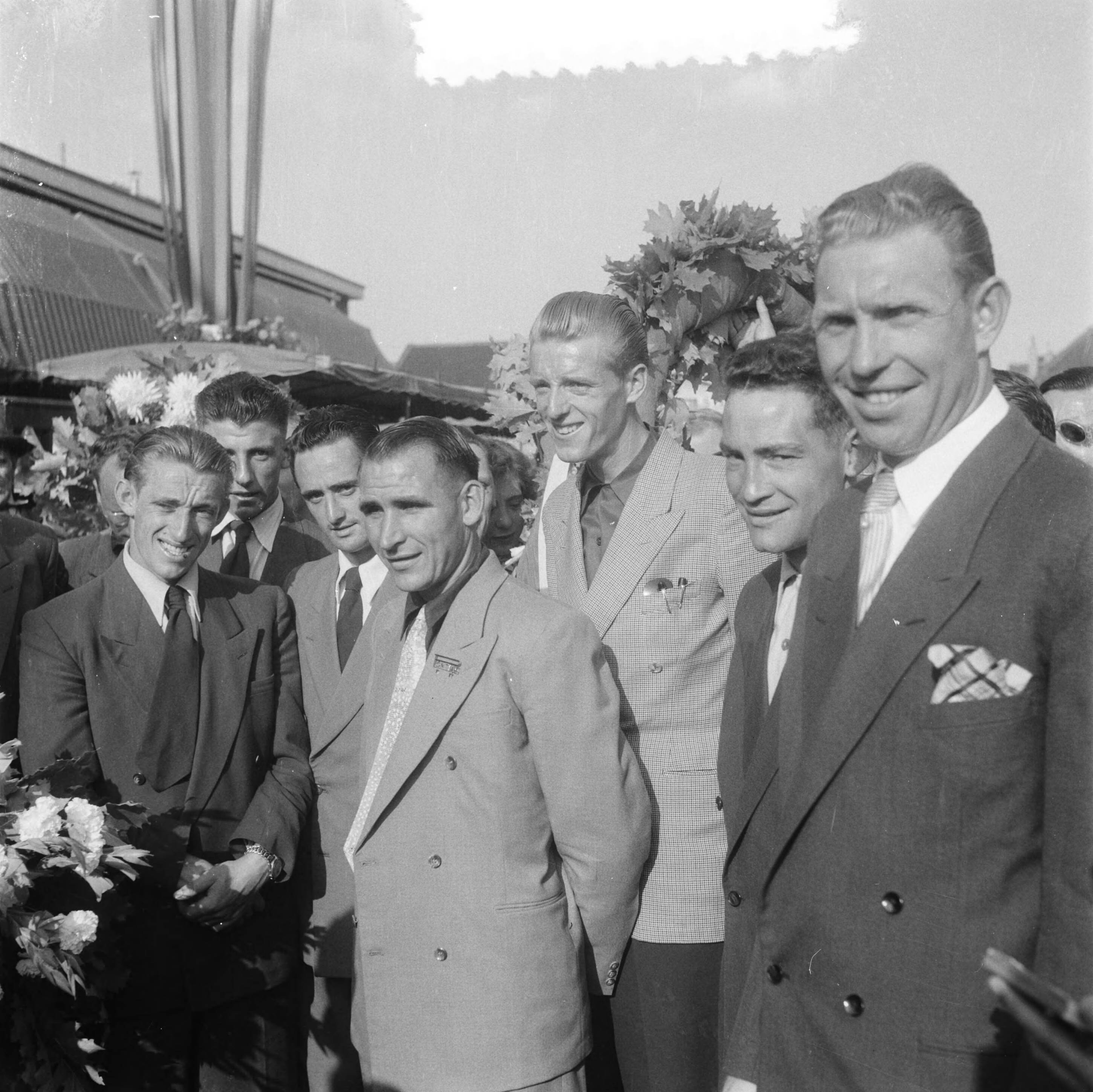 Fotocollectie Anefo — Huldiging van de Nederlandse Tour de France ploeg in Breda — Foto: Noske, J.D. / Anefo. Licentie: Set B: Rechtenvrij / Publiek Domein. Bron: Nationaal Archief. http://hdl.handle.net/10648/a8fd5baa-d0b4-102d-bcf8-003048976d84