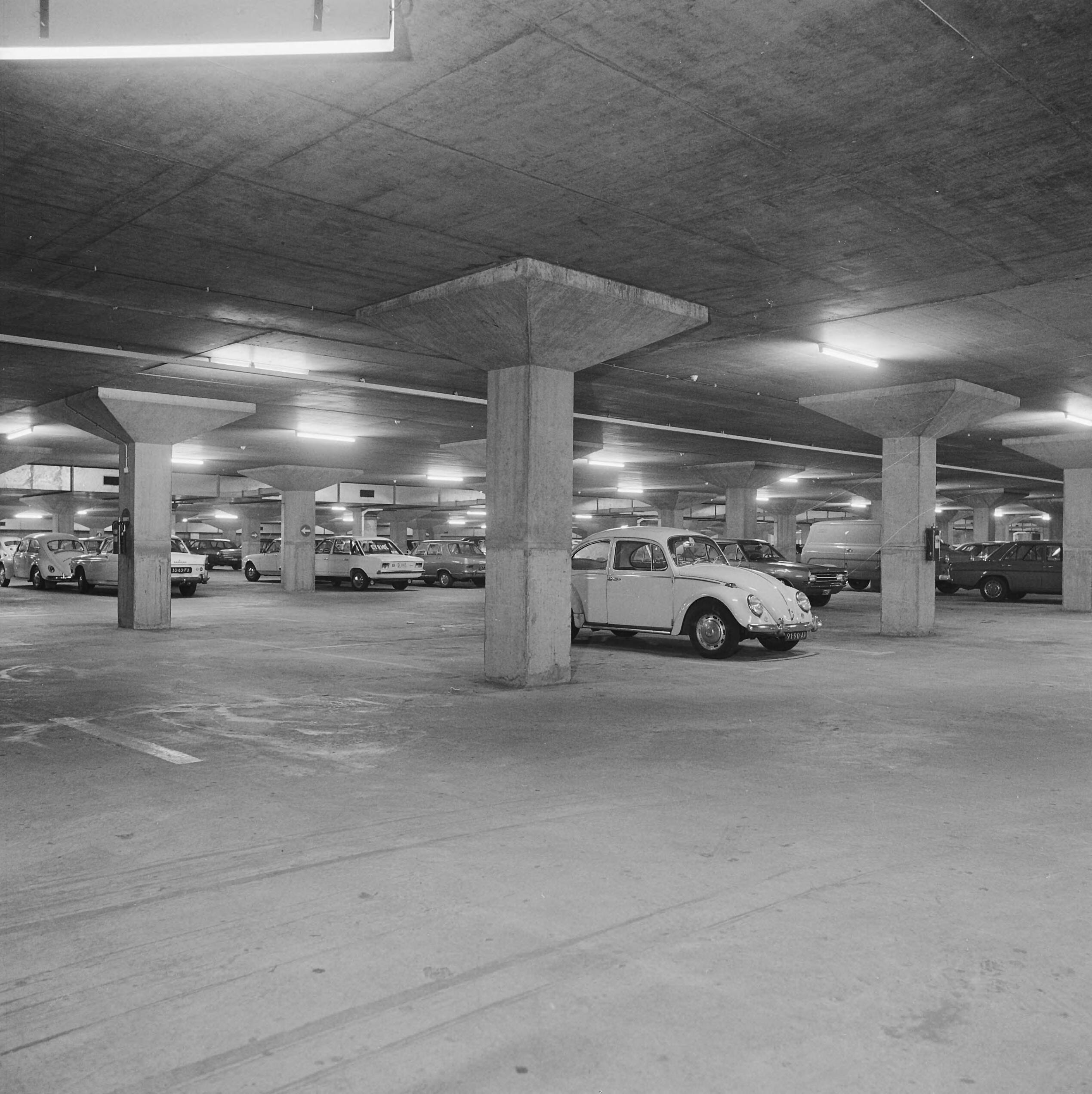 Fotocollectie Nederlandse Heidemaatschappij — Maastricht. Parkeergarage onder het Vrijthof te Maastricht — Foto: Fotograaf Onbekend / Heidemij. Licentie: Set B: Rechtenvrij / Publiek Domein. Bron: Nationaal Archief. http://hdl.handle.net/10648/ae8299f0-d0b4-102d-bcf8-003048976d84