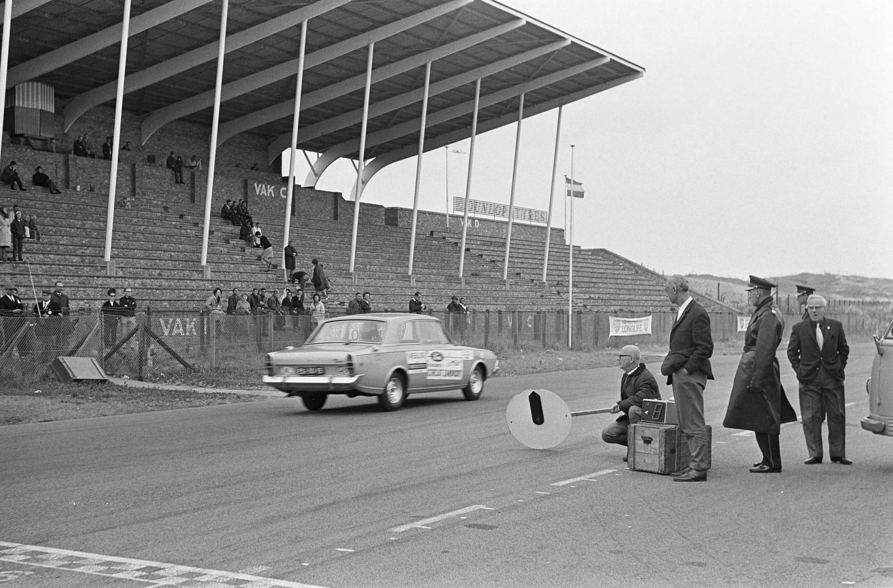 Fotocollectie Anefo — 24-uurs rit op circuit van Zandvoort, er worden met een bord aanwijzingen gegeven [de auto is een Ford Corsair GT] — Foto: Evers, Joost / Anefo. Licentie: Set B: Rechtenvrij / Publiek Domein. Bron: Nationaal Archief. http://hdl.handle.net/10648/aab2368c-d0b4-102d-bcf8-003048976d84