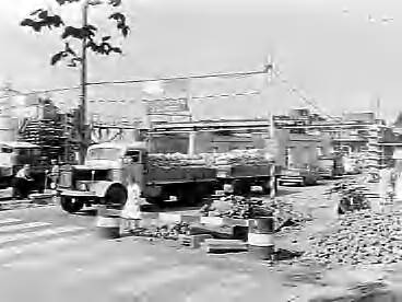 Fotocollectie Anefo — Bouw spoorwegovergang te Heemstede — Foto: Pot, Harry / Anefo. Licentie: Set B: Rechtenvrij / Publiek Domein. Bron: Nationaal Archief. http://hdl.handle.net/10648/a9665010-d0b4-102d-bcf8-003048976d84
