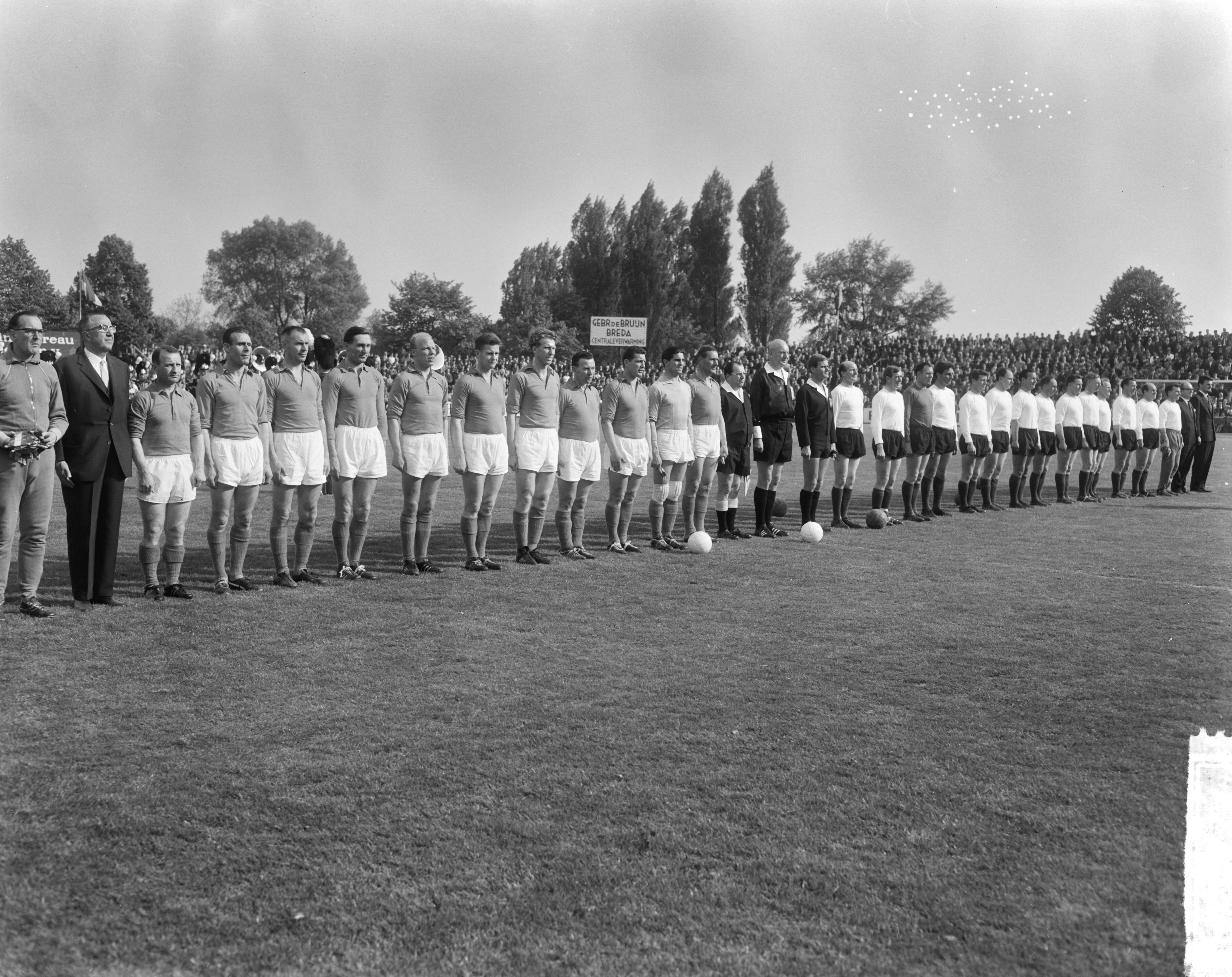 Fotocollectie Anefo — Voetbal. Oud-Internationals Nederland tegen Engeland 6-2, de twee elftallen tijdens het spelen van de volksliederen — Foto: Bilsen, Joop van / Anefo. Licentie: Set B: Rechtenvrij / Publiek Domein. Bron: Nationaal Archief. http://hdl.handle.net/10648/aaa9af62-d0b4-102d-bcf8-003048976d84
