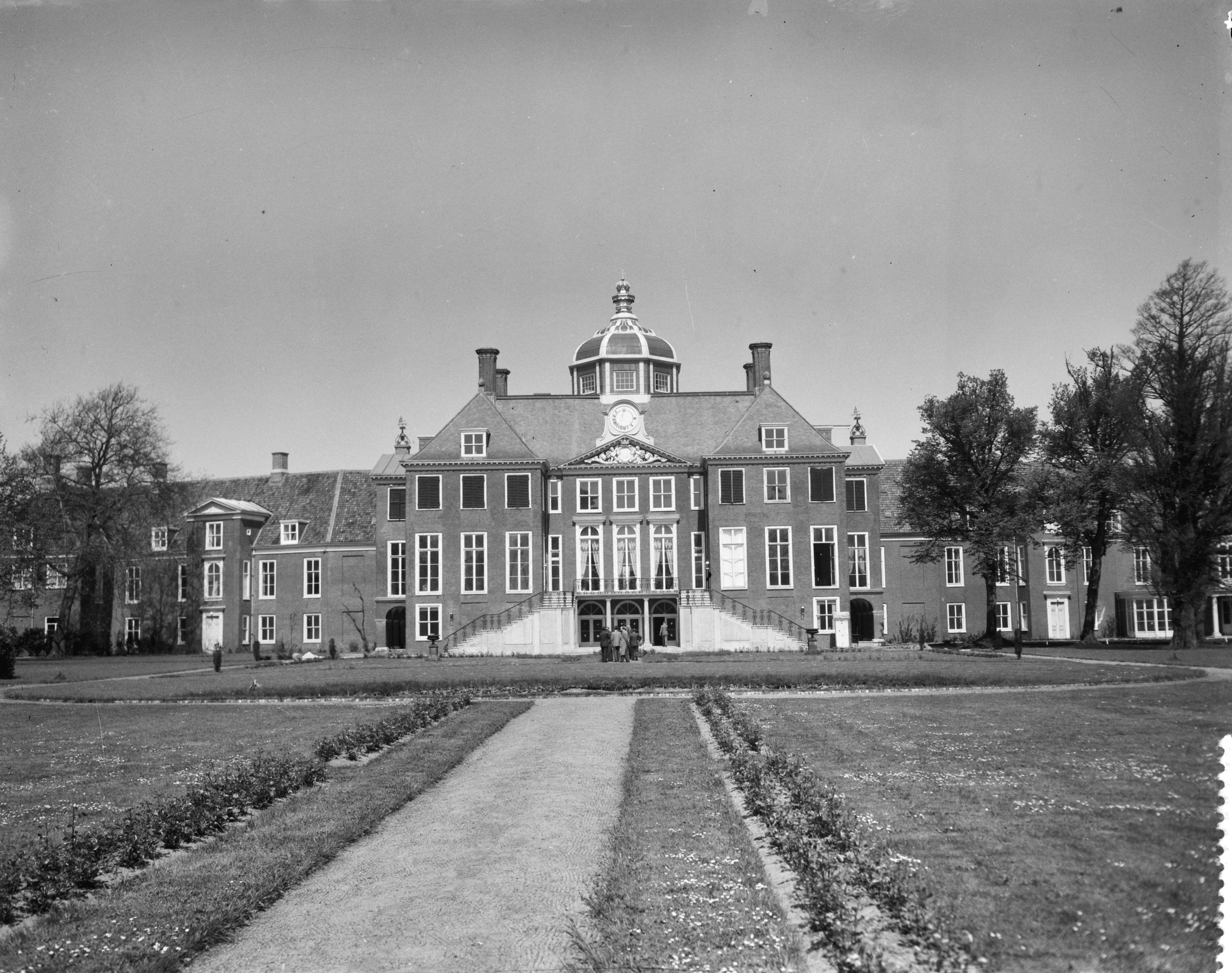 Fotocollectie Anefo — Paleis "Huis Ten Bosch" in Den Haag — Foto: Rossem, Wim van / Anefo. Licentie: Set B: Rechtenvrij / Publiek Domein. Bron: Nationaal Archief. http://hdl.handle.net/10648/a976aa00-d0b4-102d-bcf8-003048976d84