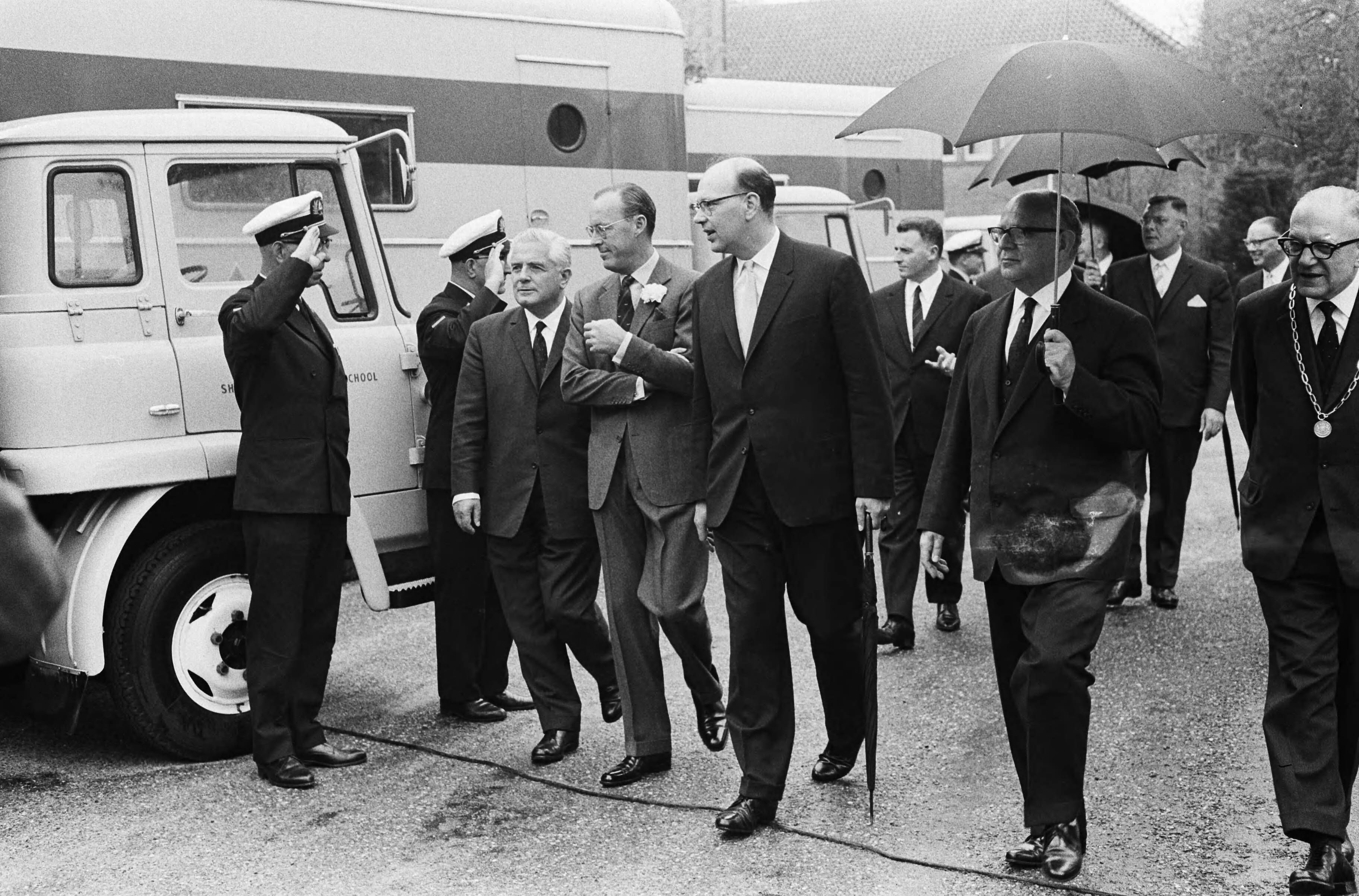 Fotocollectie Anefo — Prins Bernhard opende gebouw van Veilig Verkeer in Hilversum, de prins tijdens de rondgang — Foto: Pot, Harry / Anefo. Licentie: Set B: Rechtenvrij / Publiek Domein. Bron: Nationaal Archief. http://hdl.handle.net/10648/aa372438-d0b4-102d-bcf8-003048976d84