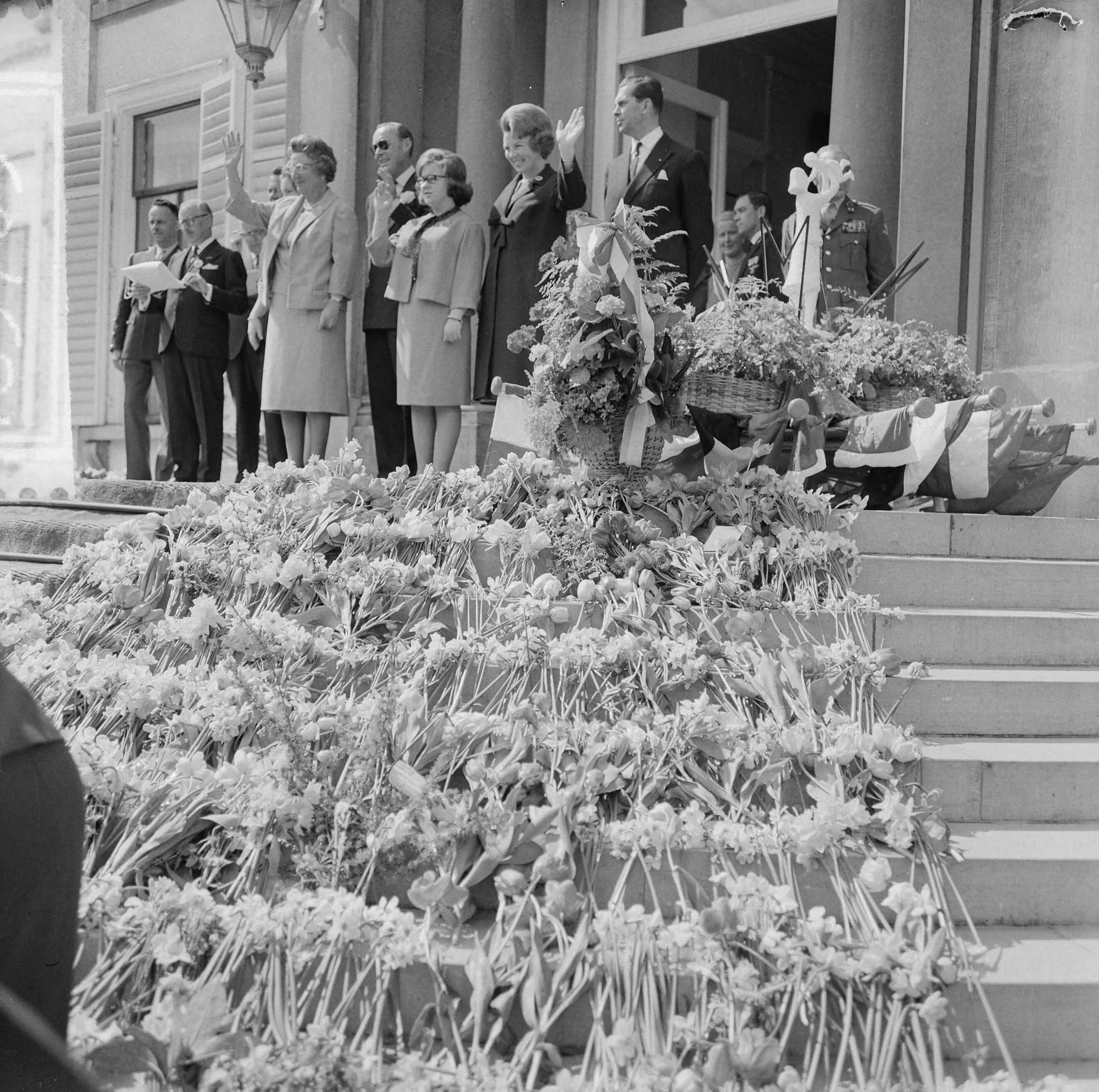 Koninginnedag 1964 — Defilé Soestdijk, koninklijke familie op bordes — Foto: Koch, Eric / Anefo. Licentie: Set B: Rechtenvrij / Publiek Domein. Bron: Nationaal Archief. http://hdl.handle.net/10648/aa66c0d0-d0b4-102d-bcf8-003048976d84
