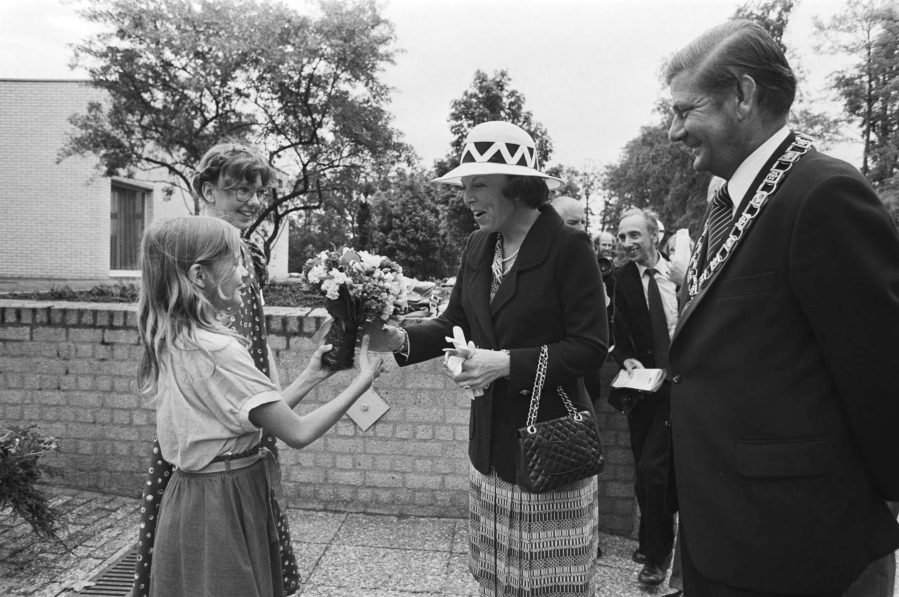 Prinses Beatrix woont de Veiligheidsdag "Kind en Ongeval" in Zeist bij — Prinses Beatrix ontvangt bloemen, rechts burgemeester H.J. Eijsink — Foto: Suyk, Koen / Anefo. Licentie: Set B: Rechtenvrij / Publiek Domein. Bron: Nationaal Archief. http://hdl.handle.net/10648/accaafb2-d0b4-102d-bcf8-003048976d84