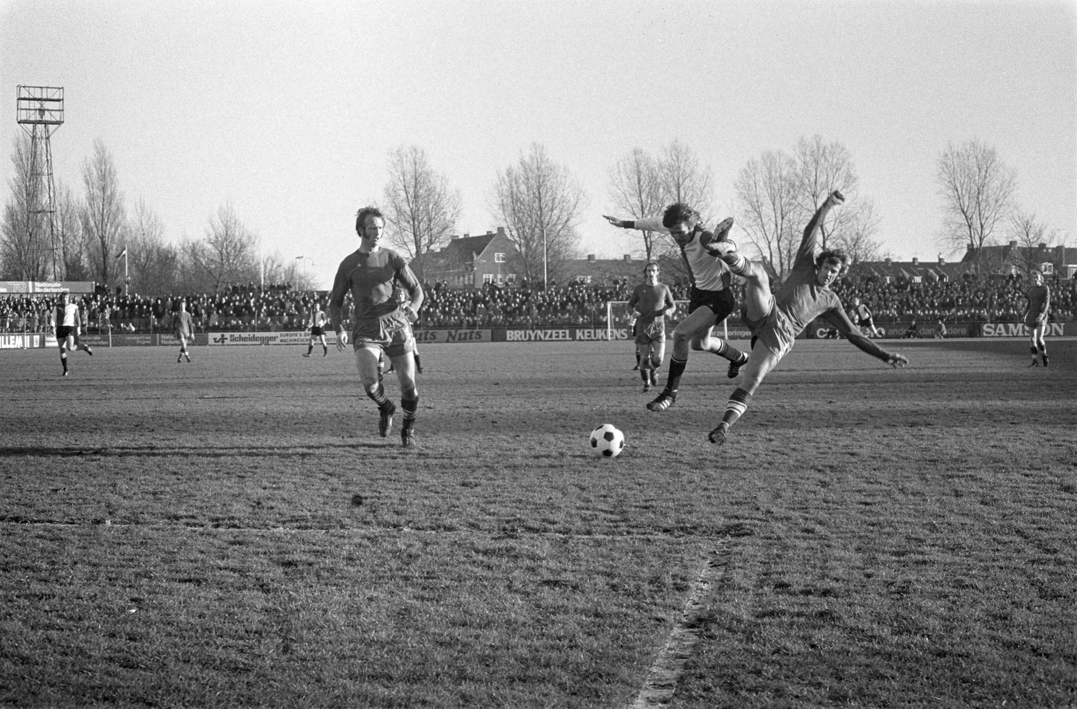 Haarlem tegen Feyenoord: 0-1 — Kristensen (l) in duel met een Haarlemspeler — Foto: Fotograaf Onbekend / Anefo. Licentie: Set B: Rechtenvrij / Publiek Domein. Bron: Nationaal Archief. http://hdl.handle.net/10648/ac420630-d0b4-102d-bcf8-003048976d84