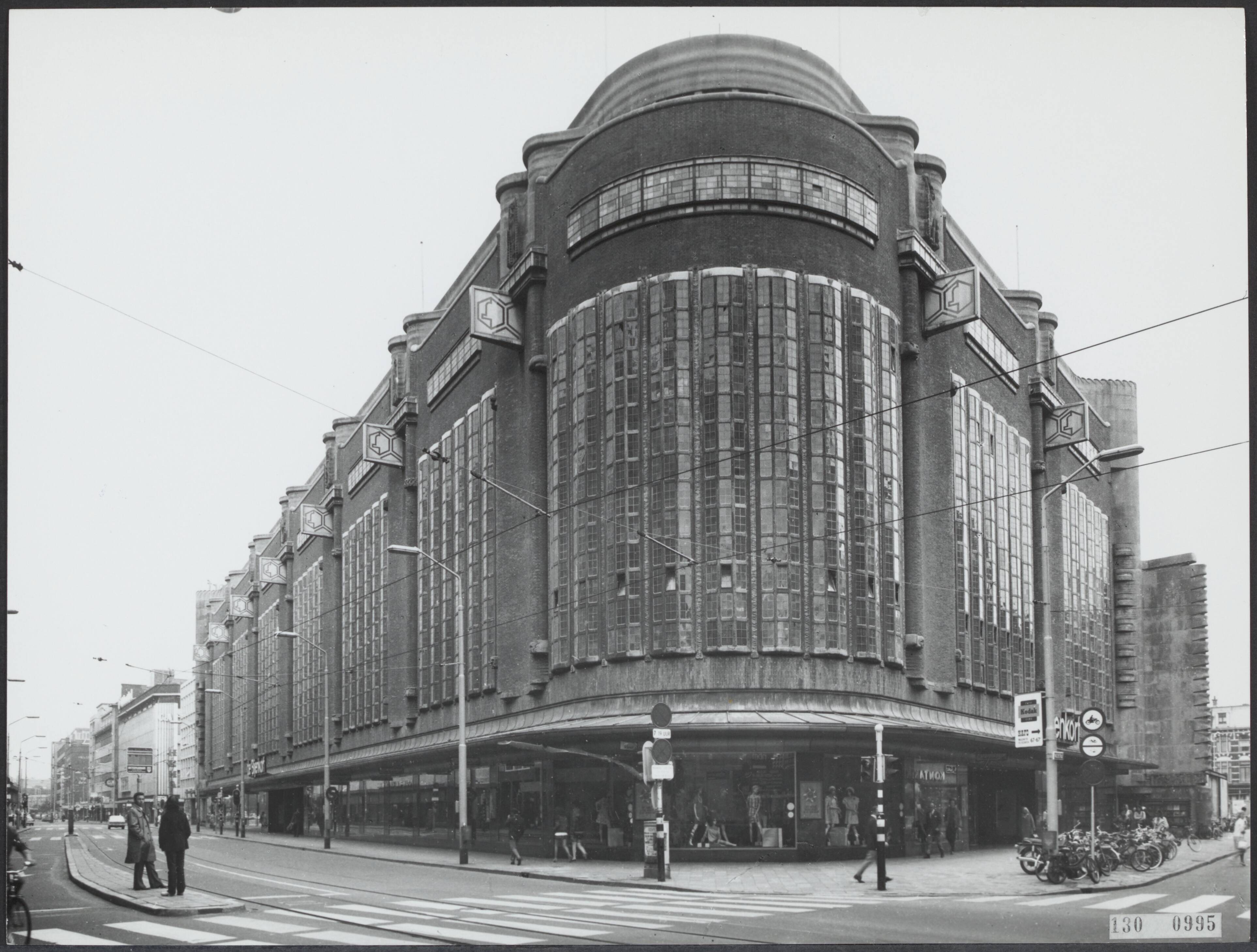 Fotocollectie Rijksvoorlichtingsdienst Eigen — Den Haag, gevel van het warenhuis De Bijenkorf van de architect Piet Kramer — Foto: Fotodienst Gemeente Den Haag. Licentie: Set B: Rechtenvrij / Publiek Domein. Bron: Nationaal Archief. http://hdl.handle.net/10648/af4cb49c-d0b4-102d-bcf8-003048976d84