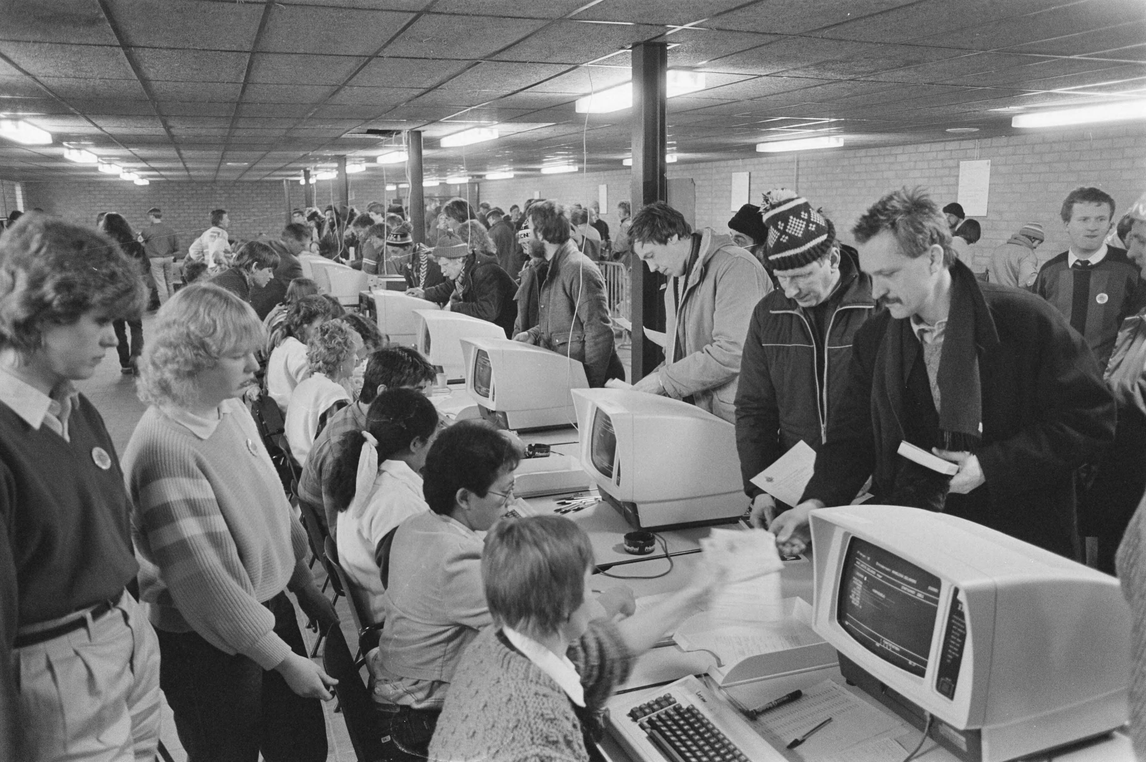 Fotocollectie Anefo — Inschrijving Elstedentocht Leeuwarden; deelnemers bij de lange rij terminals — Foto: Croes, Rob C. / Anefo. Licentie: Set B: Rechtenvrij / Publiek Domein. Bron: Nationaal Archief. http://hdl.handle.net/10648/ad434aee-d0b4-102d-bcf8-003048976d84