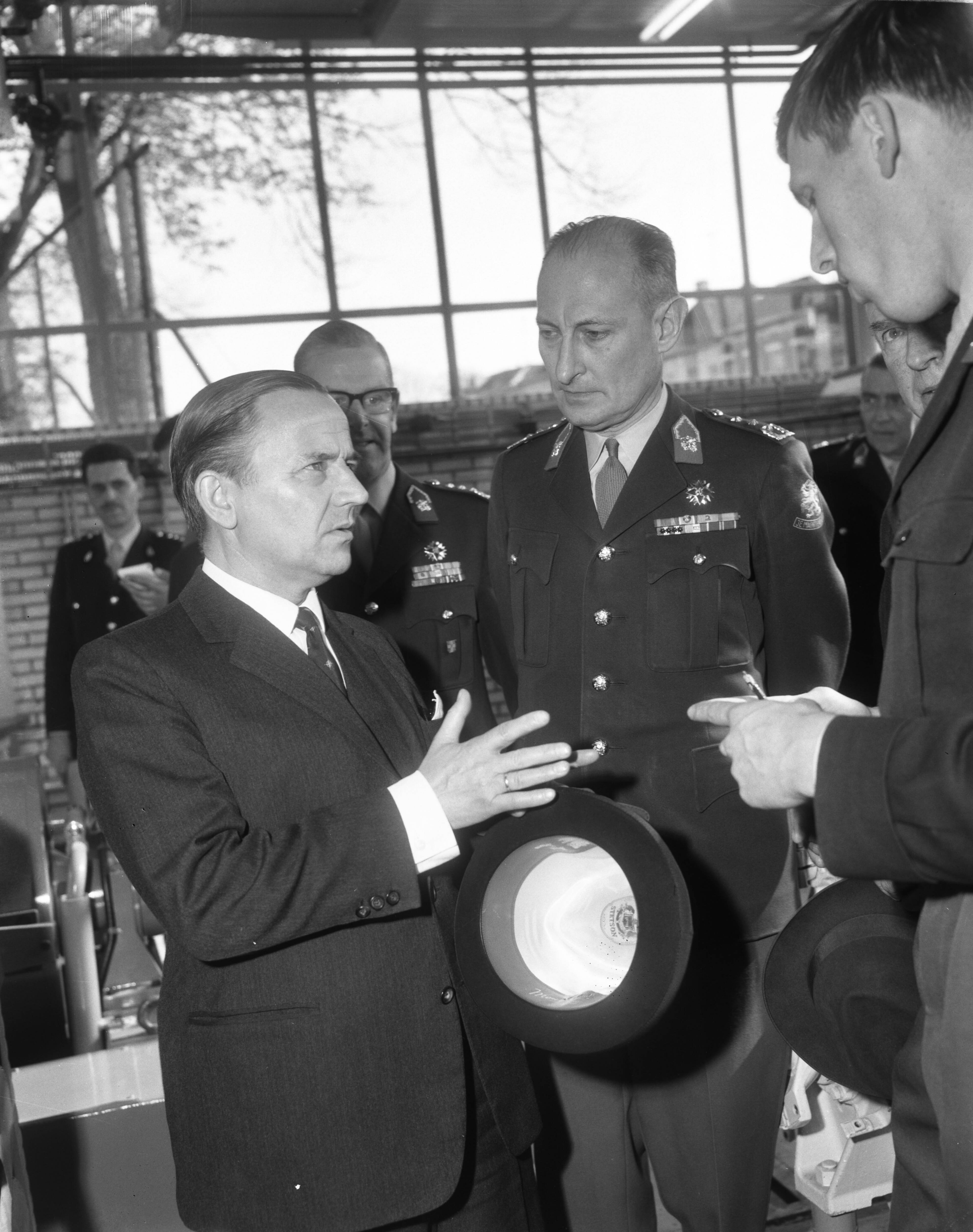 Fotocollectie Anefo — Minister van Defensie P.J.S. de Jong opent Wetenschappelijk Paviljoen bij de Koninklijke Militaire Academie (KMA), tijdens rondgang, Minister De Jong , luitenant-Generaal F. van der Veen — Foto: Bilsen, Joop van / Anefo. Licentie: Set B: Rechtenvrij / Publiek Domein. Bron: Nationaal Archief. http://hdl.handle.net/10648/aae75470-d0b4-102d-bcf8-003048976d84
