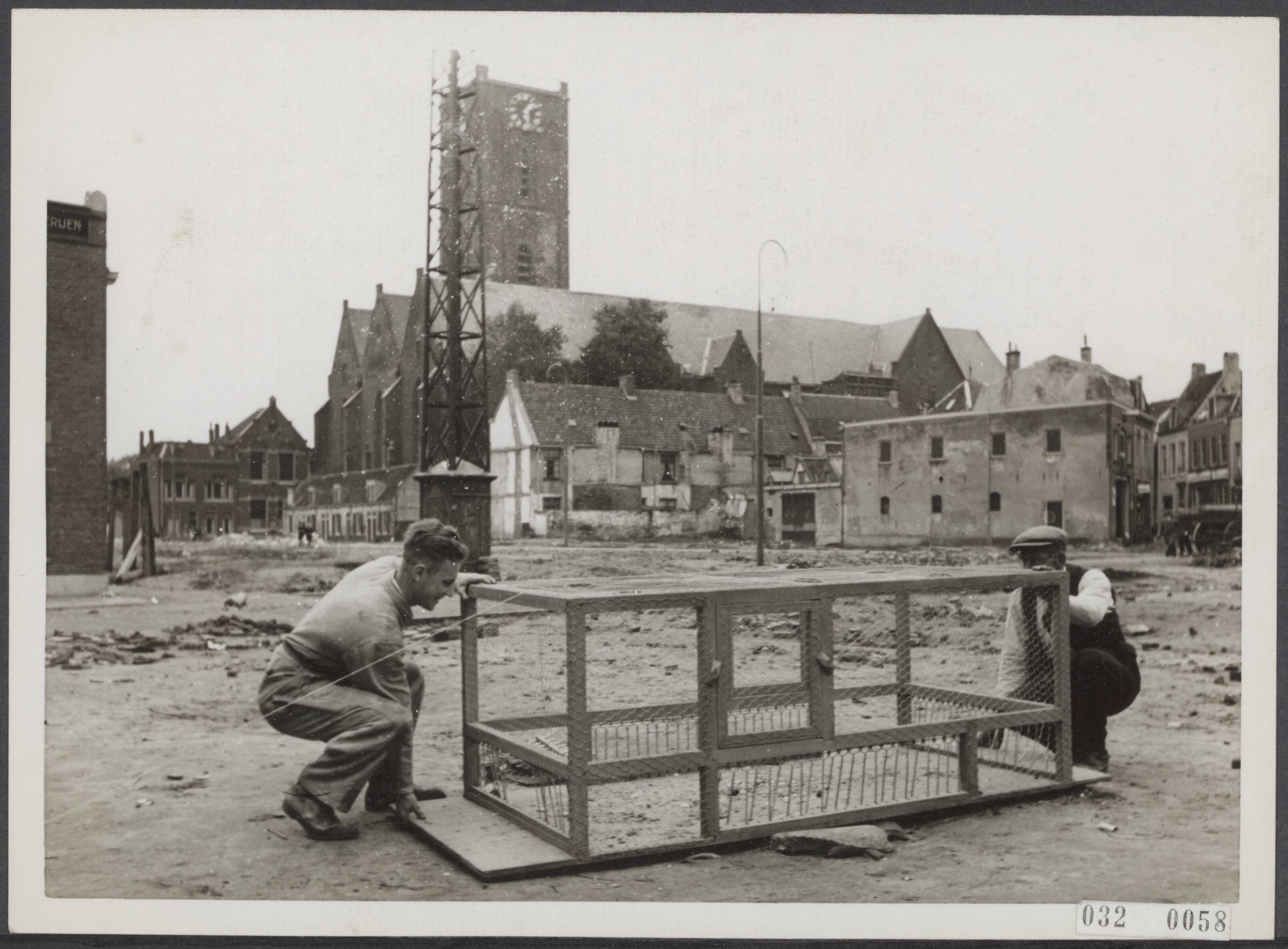 Fotocollectie Elsevier Binnenland — Mannen met duivenhok op braakliggend stuk grond [vanwege afbraak huizen in Wijk C] te Utrecht — Foto: Internationale Clichéfabrieken Pax Holland N.V. Licentie: Set B: Rechtenvrij / Publiek Domein. Bron: Nationaal Archief. http://hdl.handle.net/10648/ade35200-d0b4-102d-bcf8-003048976d84