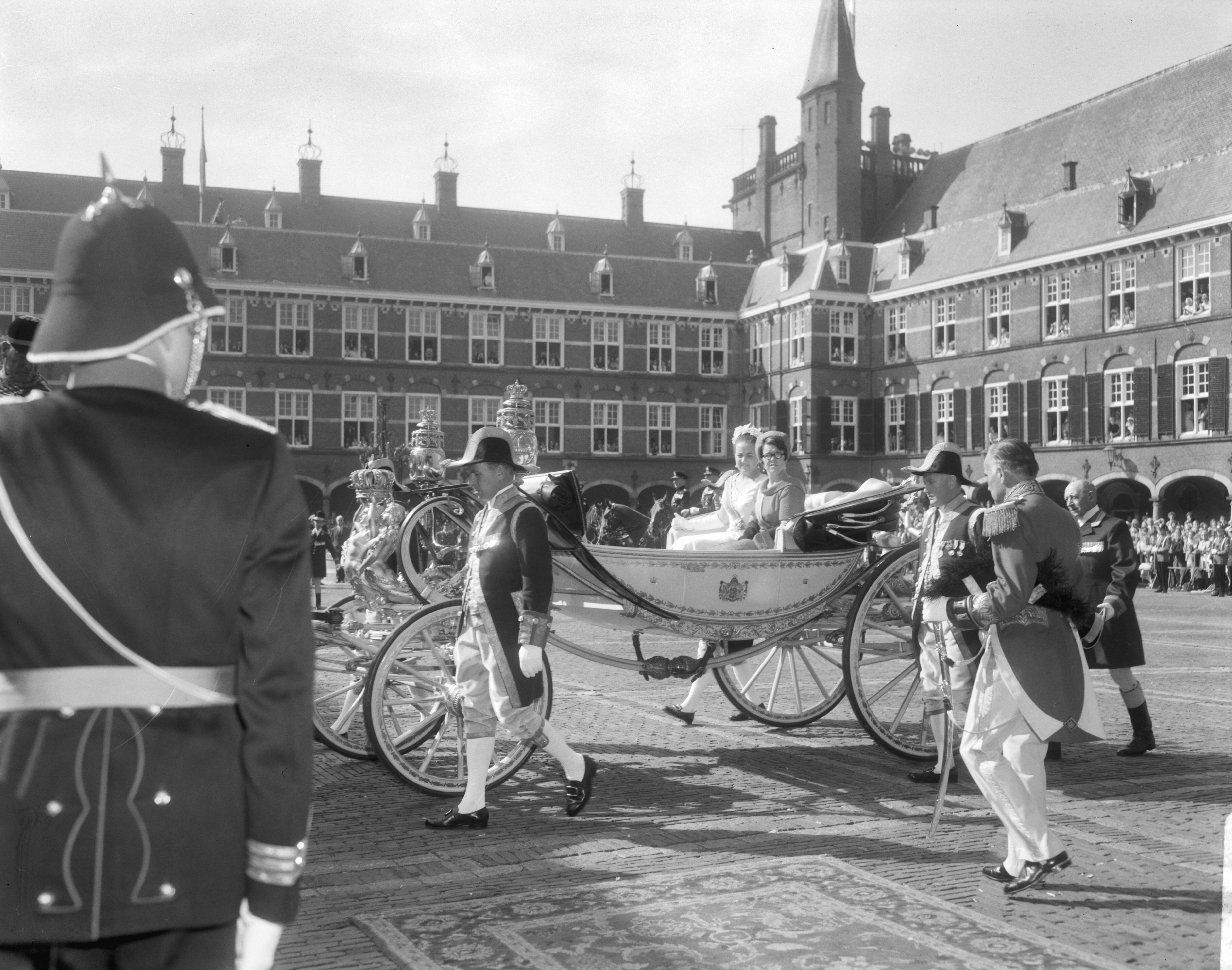 Prinsjesdag 1966 in Den Haag — Aankomst van prinses Margriet en prinses Christina bij de Ridderzaal — Foto: Kroon, Ron / Anefo. Licentie: Set B: Rechtenvrij / Publiek Domein. Bron: Nationaal Archief. http://hdl.handle.net/10648/aafd27b4-d0b4-102d-bcf8-003048976d84
