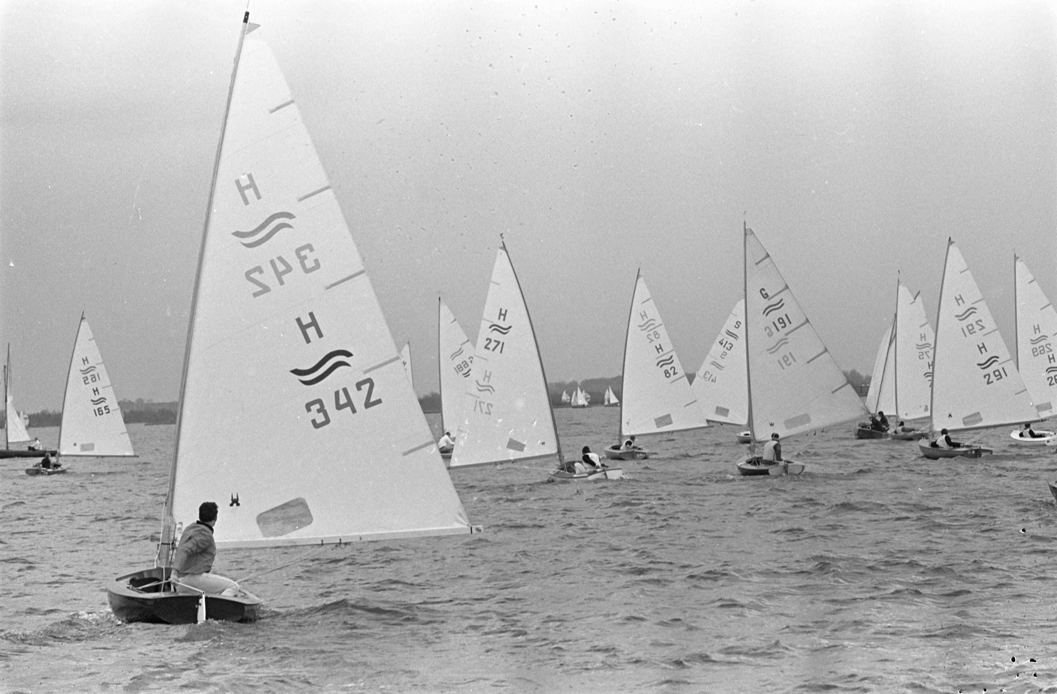 Fotocollectie Anefo — Paasregatta, zeilwedstrijden te Loosdrecht. Actiefotos tijdens zeilwedstrijden — Foto: Kroon, Ron / Anefo. Licentie: Set B: Rechtenvrij / Publiek Domein. Bron: Nationaal Archief. http://hdl.handle.net/10648/ab3cec3c-d0b4-102d-bcf8-003048976d84