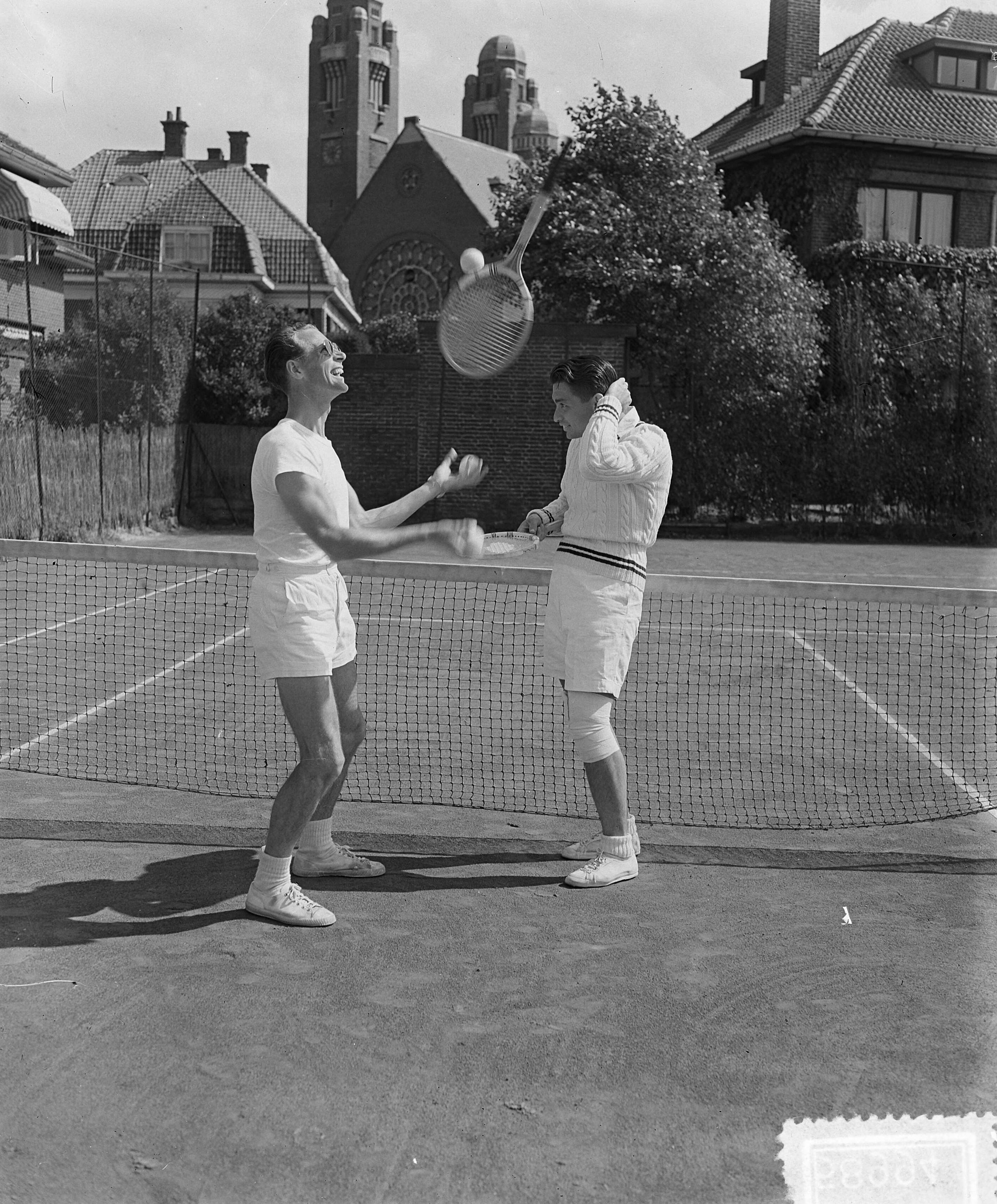 Tenniskampioenschappen Scheveningen — Tenniskampioenschappen Scheveningen. Een tennisser jongleert met racket — Foto: Duinen, H. van / Anefo. Licentie: Set B: Rechtenvrij / Publiek Domein. Bron: Nationaal Archief. http://hdl.handle.net/10648/a91192e6-d0b4-102d-bcf8-003048976d84