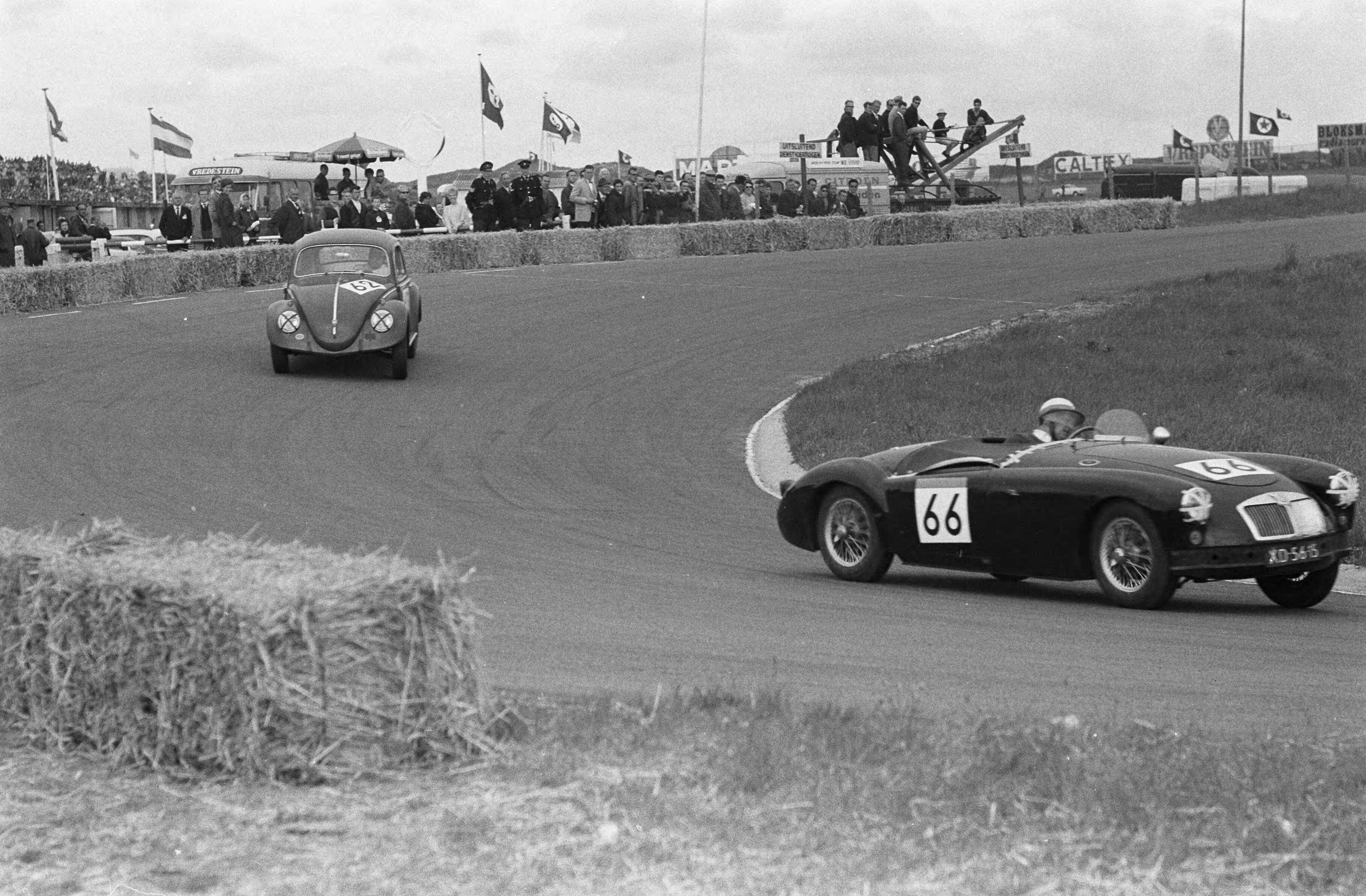 Fotocollectie Anefo — Nationale sportwagenraces op het circuit van Zandvoort — Foto: Bilsen, Joop van / Anefo. Licentie: Set B: Rechtenvrij / Publiek Domein. Bron: Nationaal Archief. http://hdl.handle.net/10648/aa0c035c-d0b4-102d-bcf8-003048976d84