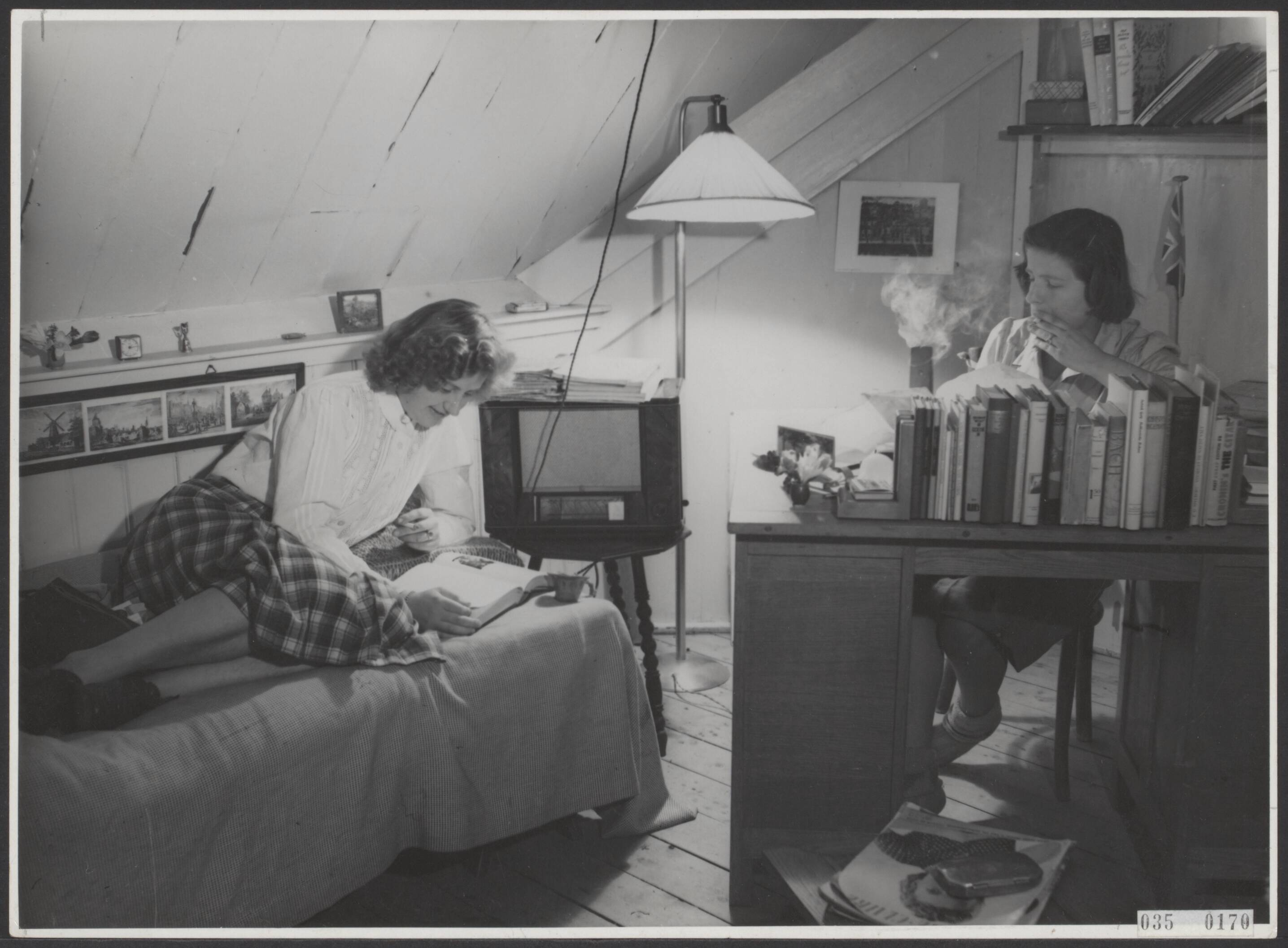 Fotocollectie Elsevier Binnenland — Tuinbouwschool "Huize te Lande" te Rijswijk. Een aantal leerlingen is op Huis te Lande intern, andere zijn in de omgeving in pension. Een gezellig studentenkamertje onder de hanebalken van het schoolgebouw — Foto: Raucamp, Koos / Anefo. Licentie: Set B: Rechtenvrij / Publiek Domein. Bron: Nationaal Archief. http://hdl.handle.net/10648/ade9e372-d0b4-102d-bcf8-003048976d84