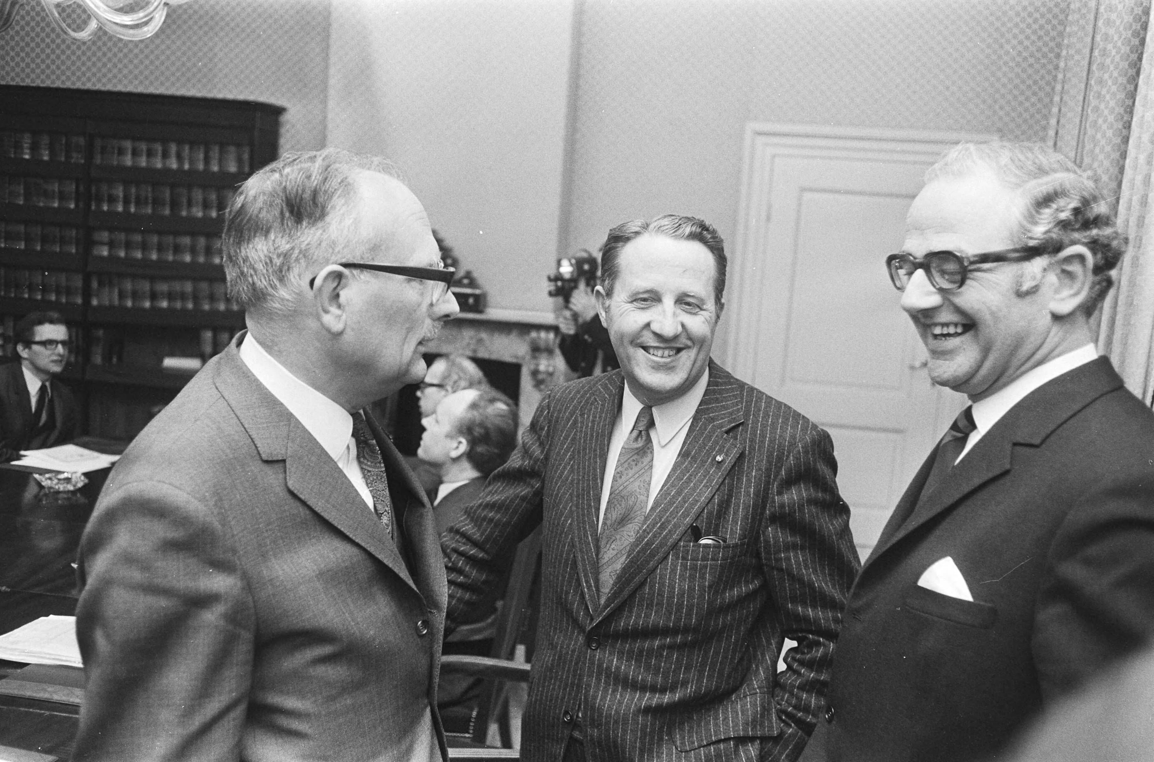 Fotocollectie Anefo — Christelijke partijen vergaderen in gebouw Tweede Kamer over voorstel van PvdA, D66 en PPR om samen te werken, Den Haag ; v.l.n.r. Van Hulst, Veerman — Foto: Verhoeff, Bert / Anefo. Licentie: Set B: Rechtenvrij / Publiek Domein. Bron: Nationaal Archief. http://hdl.handle.net/10648/abb5b2a2-d0b4-102d-bcf8-003048976d84