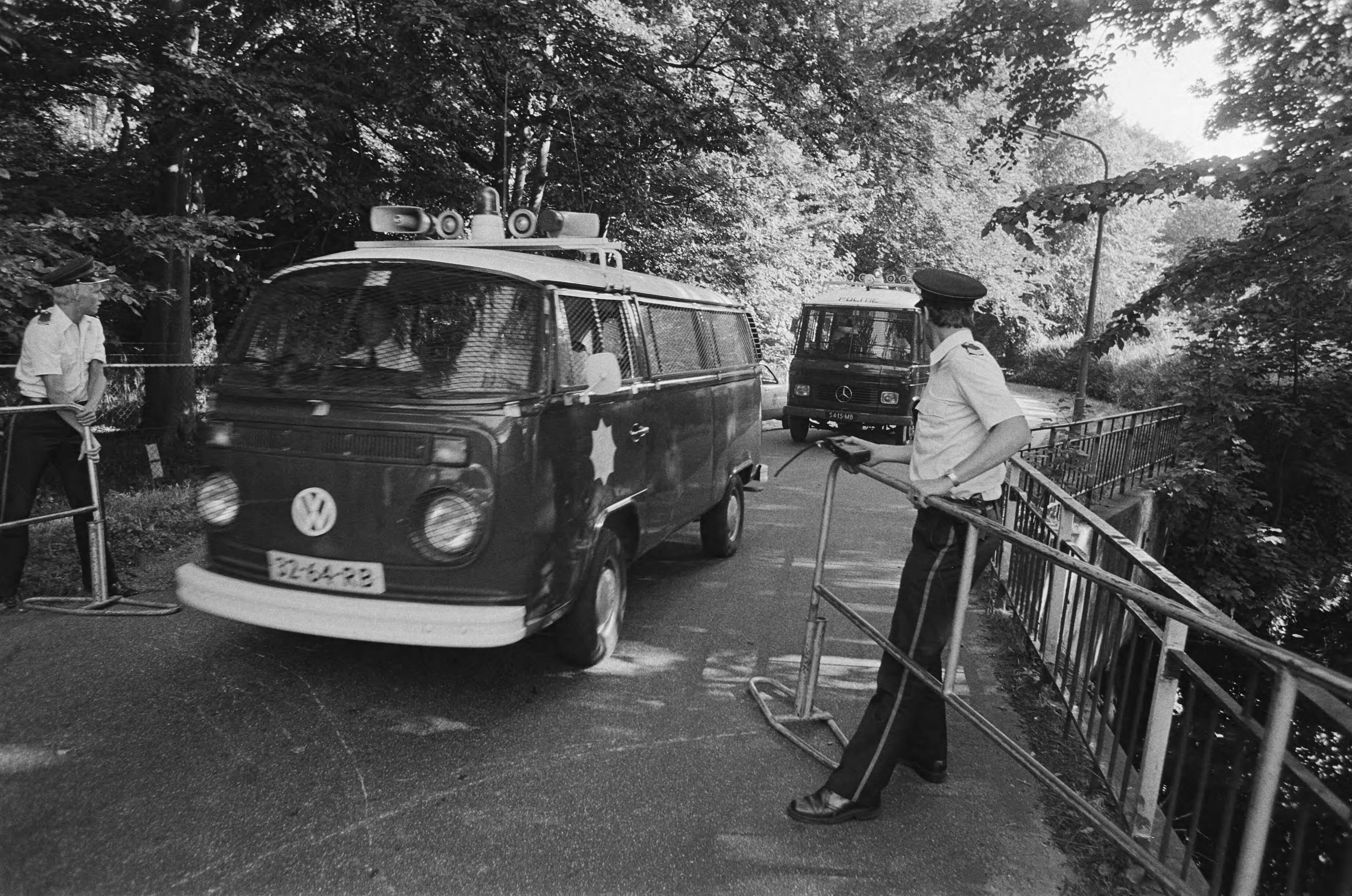 Fotocollectie Anefo — Bezetting Iraanse ambassade in Wassenaar; mobiele eenheid voert bezetters af — Foto: Croes, Rob C. / Anefo. Licentie: Set B: Rechtenvrij / Publiek Domein. Bron: Nationaal Archief. http://hdl.handle.net/10648/acbaa19e-d0b4-102d-bcf8-003048976d84
