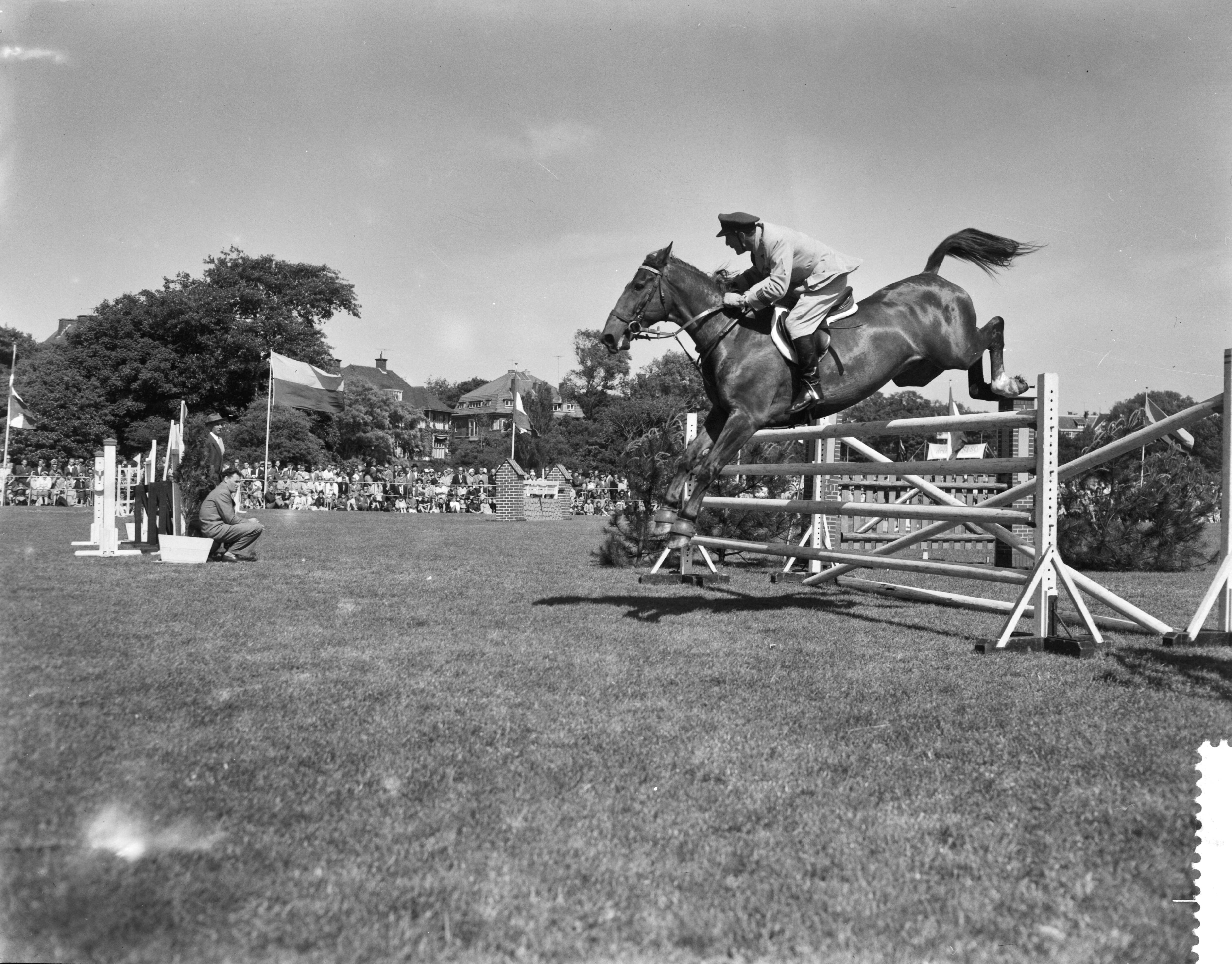 Fotocollectie Anefo — Selectiespringconcours voor het kampioenschap van Nederland in Den Haag — Foto: Behrens, Herbert F. / Anefo. Licentie: Set B: Rechtenvrij / Publiek Domein. Bron: Nationaal Archief. http://hdl.handle.net/10648/a996766e-d0b4-102d-bcf8-003048976d84