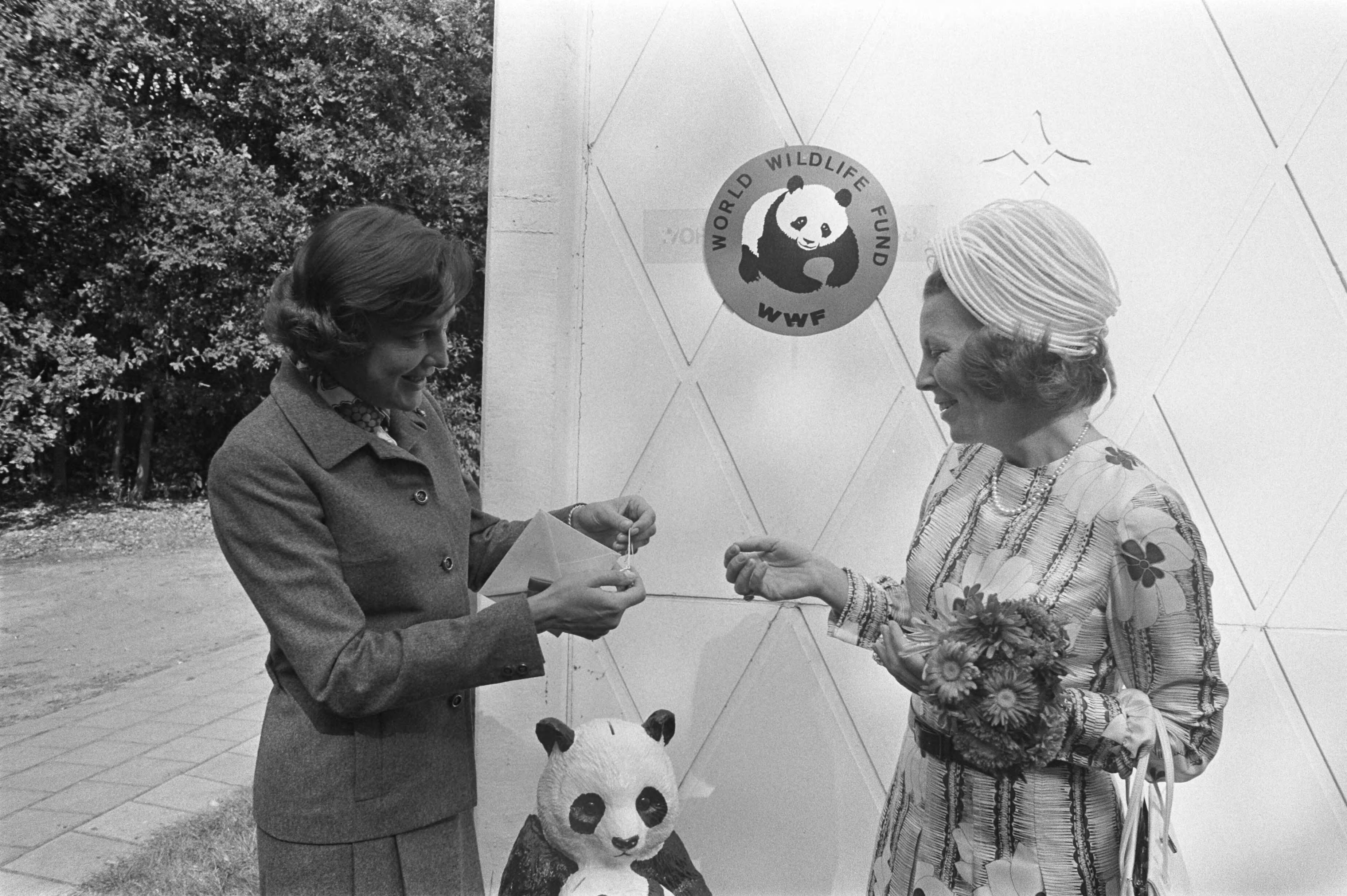 Fotocollectie Anefo — Prinses Beatrix koopt zilveren aap t.b.v. World Wild Life Fund Zeist — Foto: Verhoeff, Bert / Anefo. Licentie: Set B: Rechtenvrij / Publiek Domein. Bron: Nationaal Archief. http://hdl.handle.net/10648/abcef000-d0b4-102d-bcf8-003048976d84
