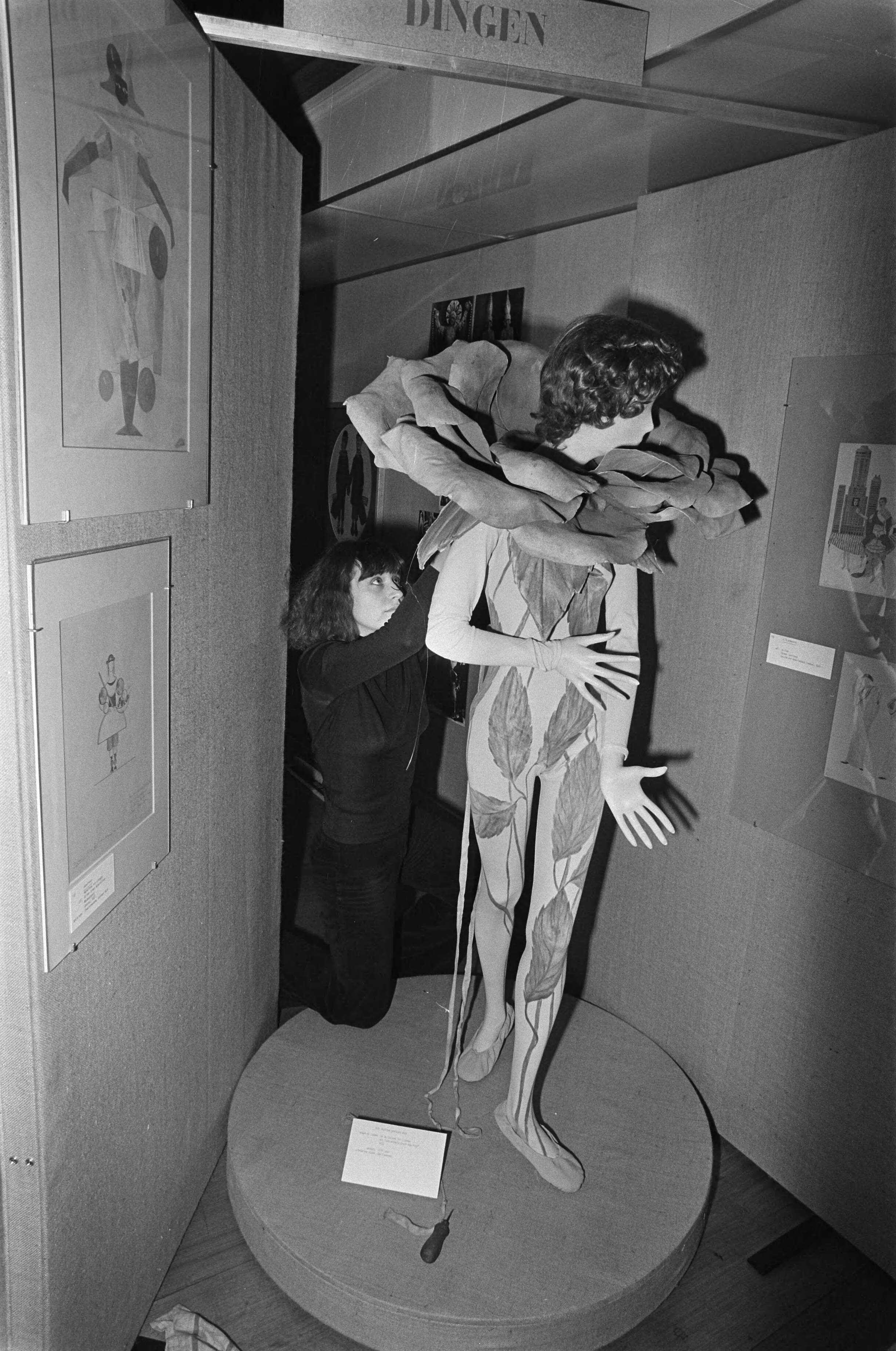 Fotocollectie Anefo — Tentoonstelling theaterkostuums "Goed in het pak" in Zeister Slot ; "Dingen" — Foto: Mieremet, Rob / Anefo. Licentie: Set B: Rechtenvrij / Publiek Domein. Bron: Nationaal Archief. http://hdl.handle.net/10648/ac7ae3f6-d0b4-102d-bcf8-003048976d84