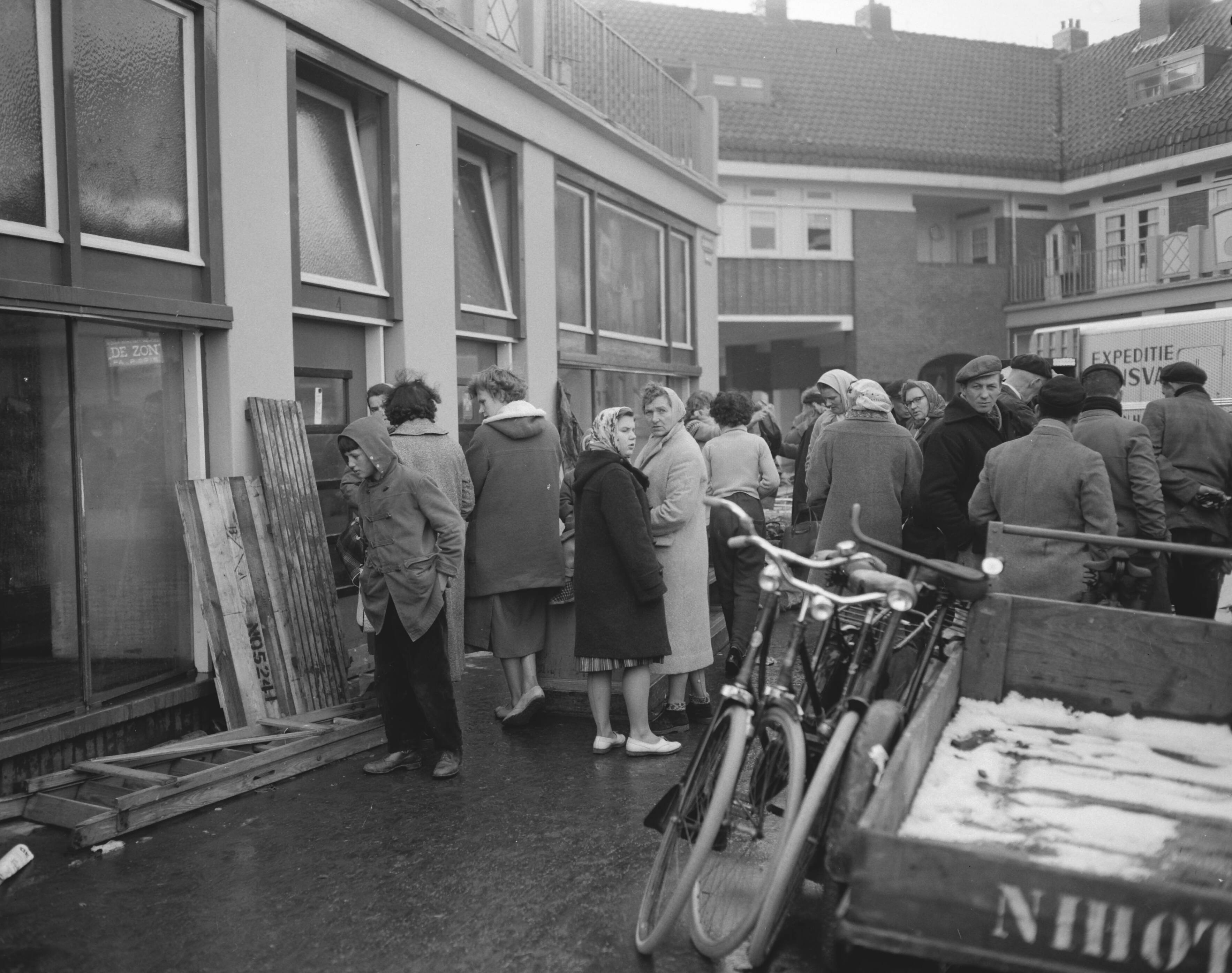 Ramp Tuindorp Oostzaan — Leven in Tuindorp Oostzaan komt weer op gang — Foto: Bilsen, Joop van / Anefo. Licentie: Set B: Rechtenvrij / Publiek Domein. Bron: Nationaal Archief. http://hdl.handle.net/10648/a9a71fbe-d0b4-102d-bcf8-003048976d84