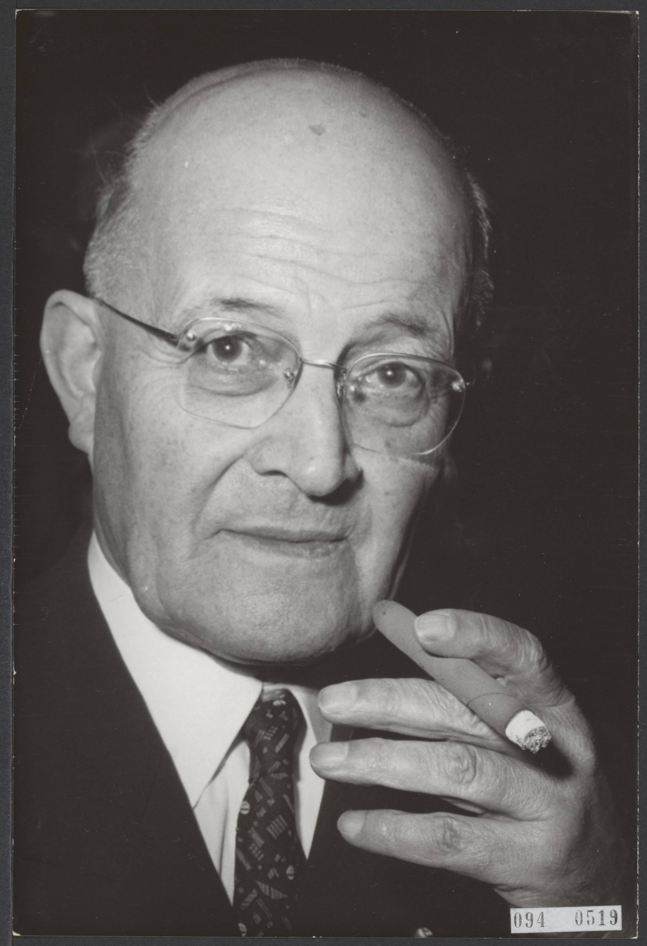 Fotocollectie Elsevier Binnenland — De bondsvoorzitter van de KNVB, Toon Schröder, heeft de voorzittershamer overgedragen aan de nieuwe voorzitter Wim Meuleman. De oud-voorzitter A.L.M. Schröder — Foto: Kroon, Ron / Anefo. Licentie: Set B: Rechtenvrij / Publiek Domein. Bron: Nationaal Archief. http://hdl.handle.net/10648/ae2cbe54-d0b4-102d-bcf8-003048976d84